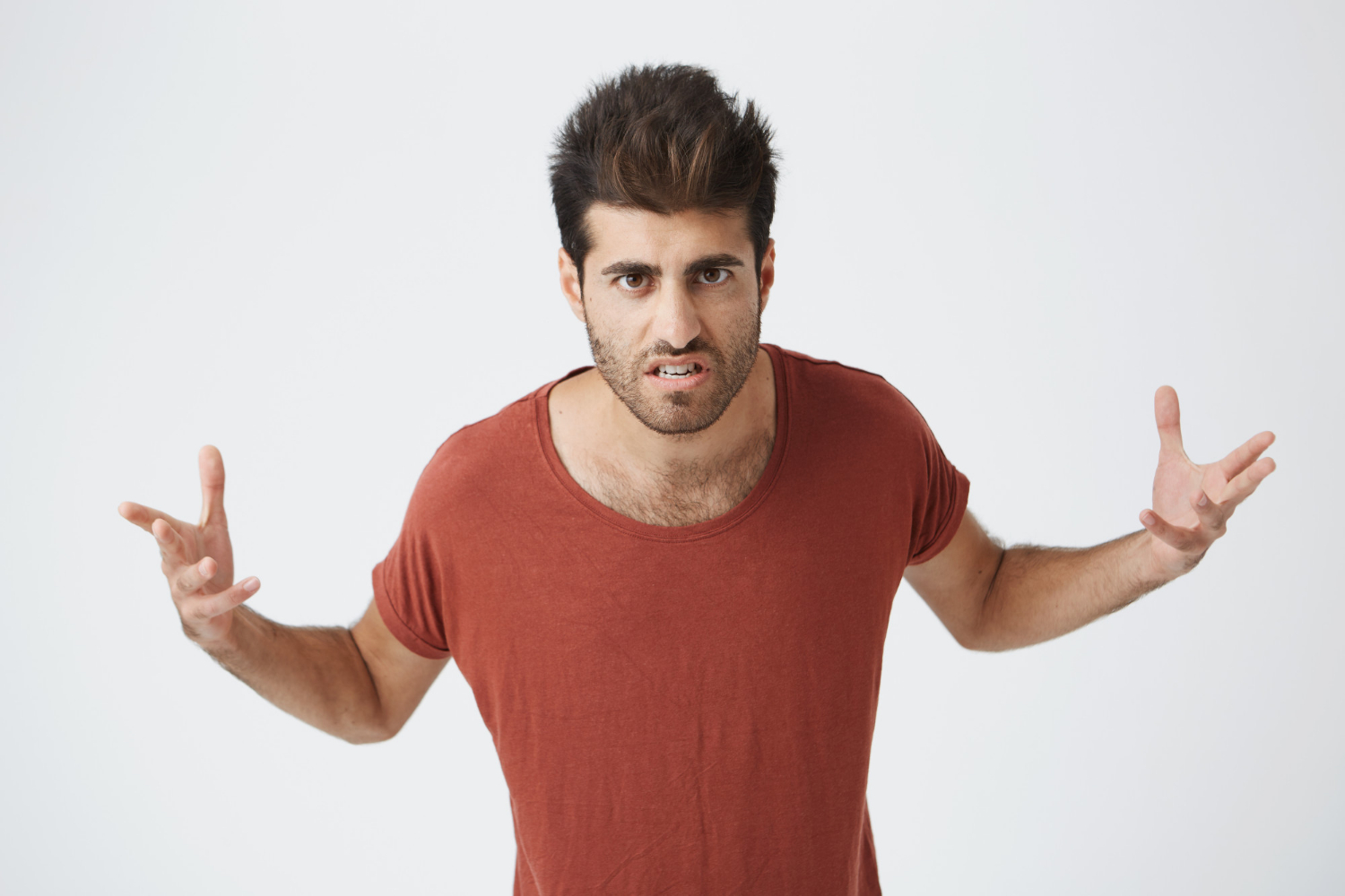 Ein frustrierter Mann mit einem irritierten Gesichtsausdruck | Quelle: Freepik