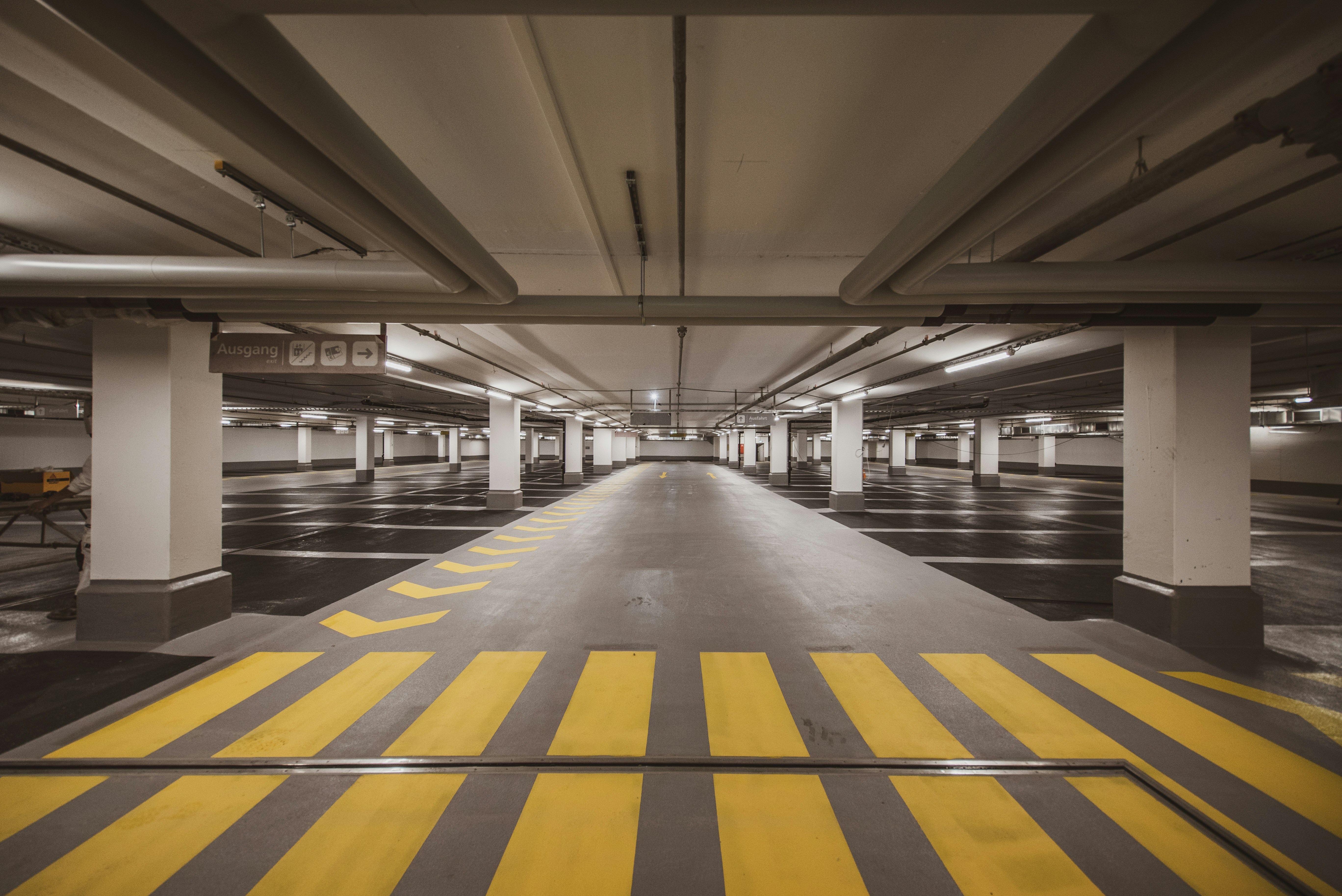 Ein leerer Parkplatz | Quelle: Unsplash