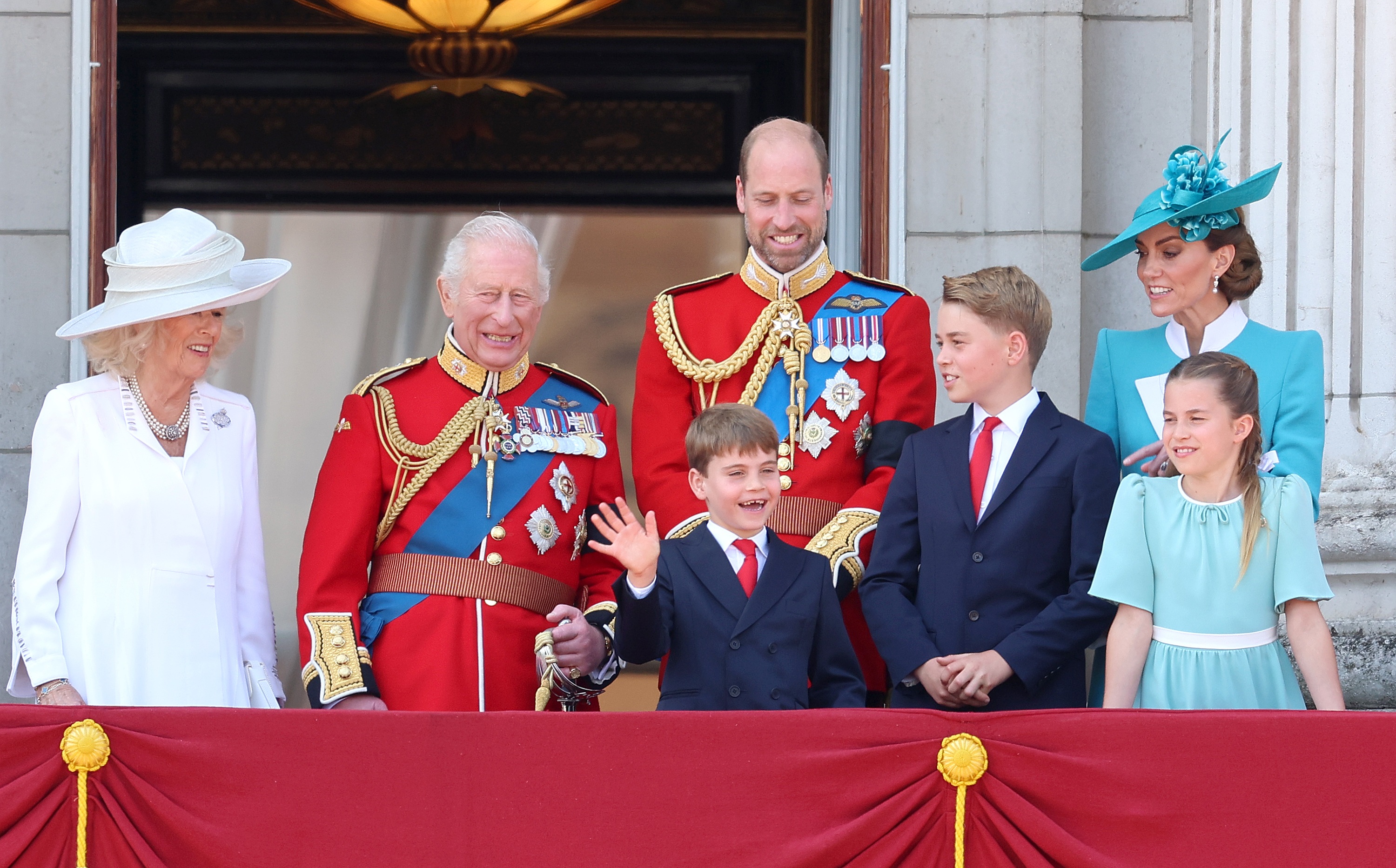 Königin Camilla, König Charles III., Prinz Louis von Wales, Prinz William, Prinz von Wales, Prinz George von Wales, Prinzessin Charlotte von Wales und Catherine, Prinzessin von Wales auf dem Balkon des Buckingham Palastes während 2025 Trooping The Colour in London, England am 14. Juni 2025 | Quelle: Getty Images
