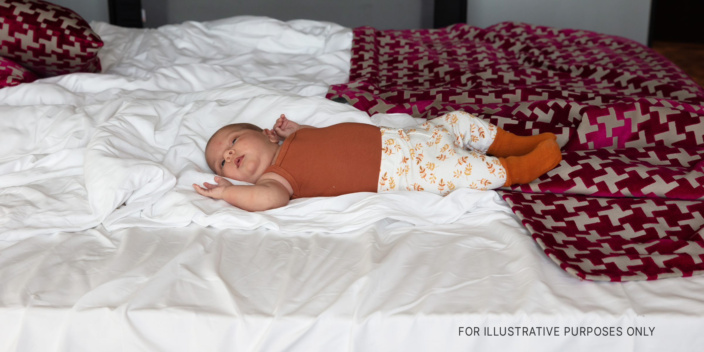 Baby im Bett liegend | Quelle: Shutterstock
