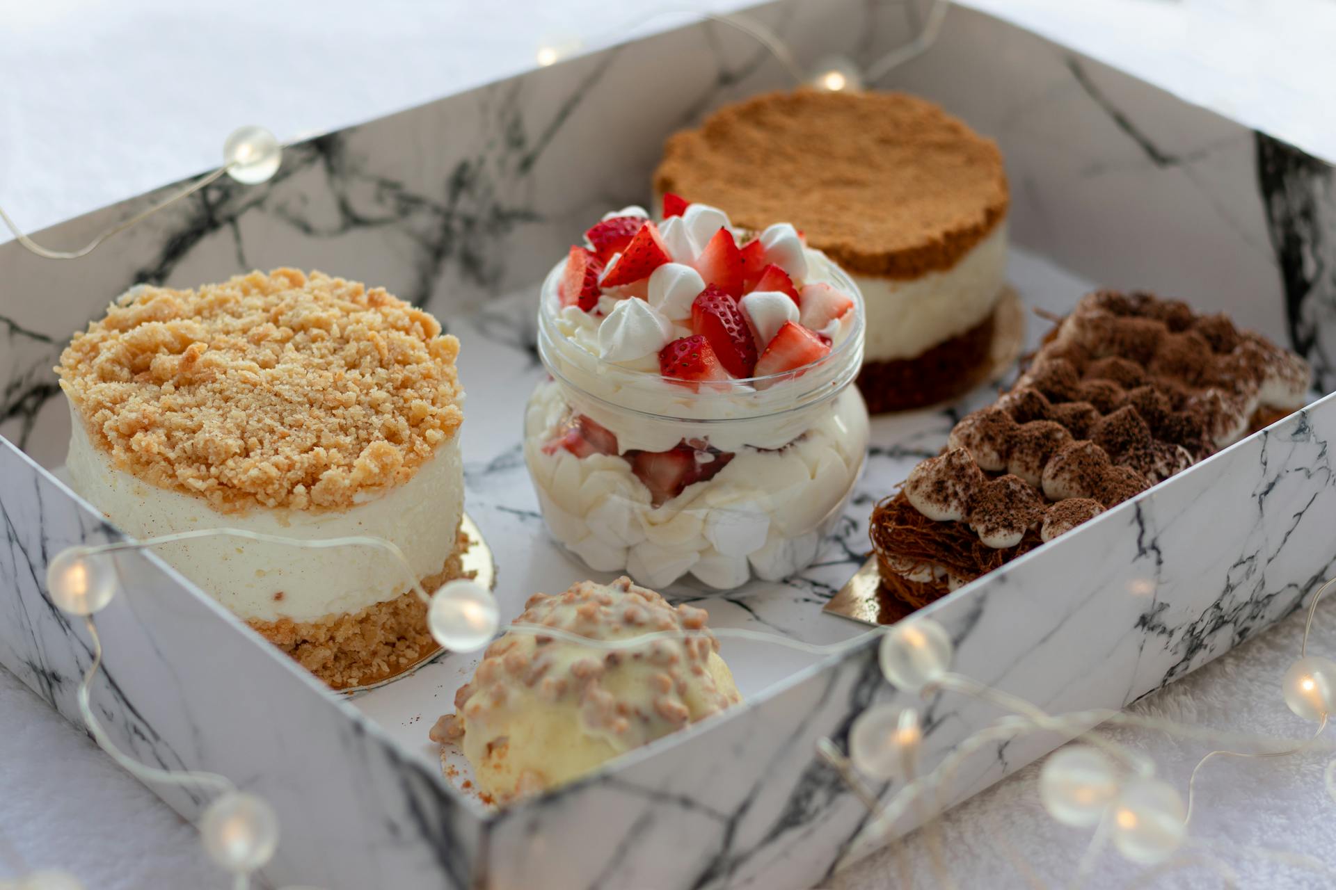 Ein Set mit leckeren Desserts in einer Schachtel | Quelle: Pexels