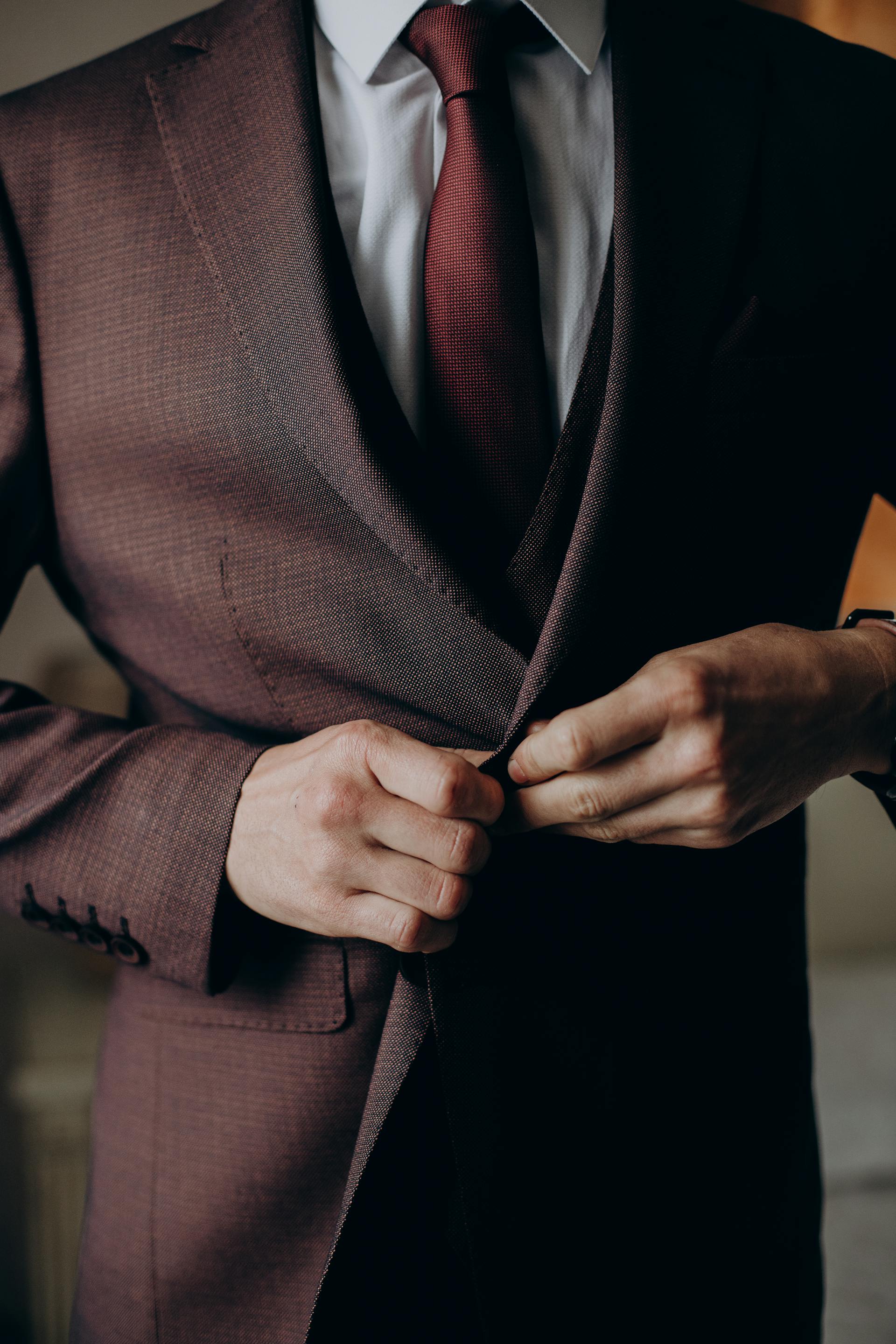 Ein Mann trägt eine Jacke | Quelle: Pexels