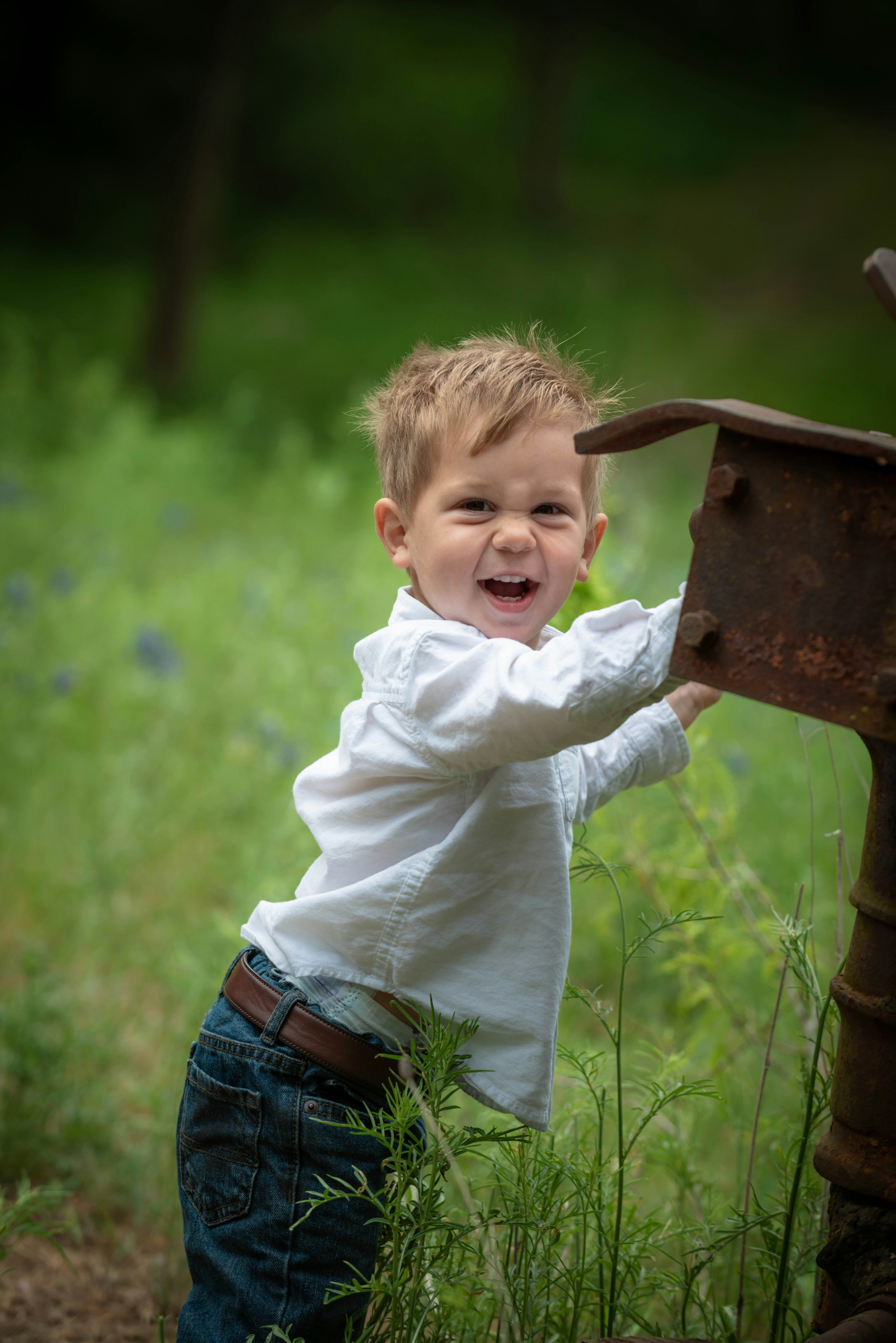 Ein lächelnder kleiner Junge, der draußen steht | Quelle: Unsplash