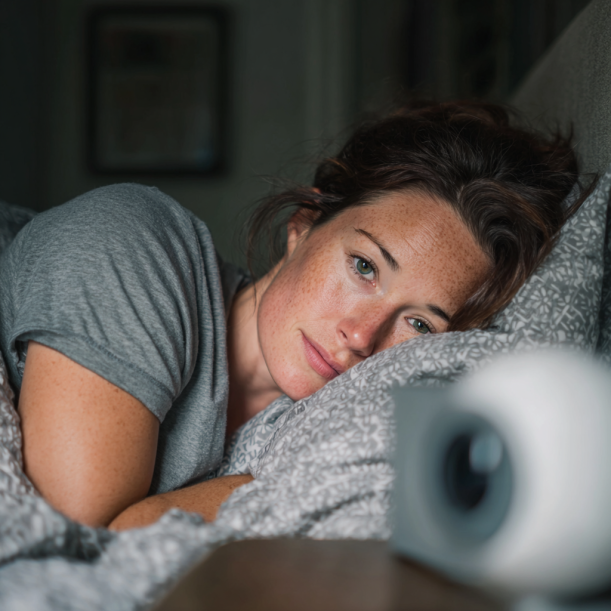 Eine Mutter in tiefen Gedanken | Quelle: Midjourney