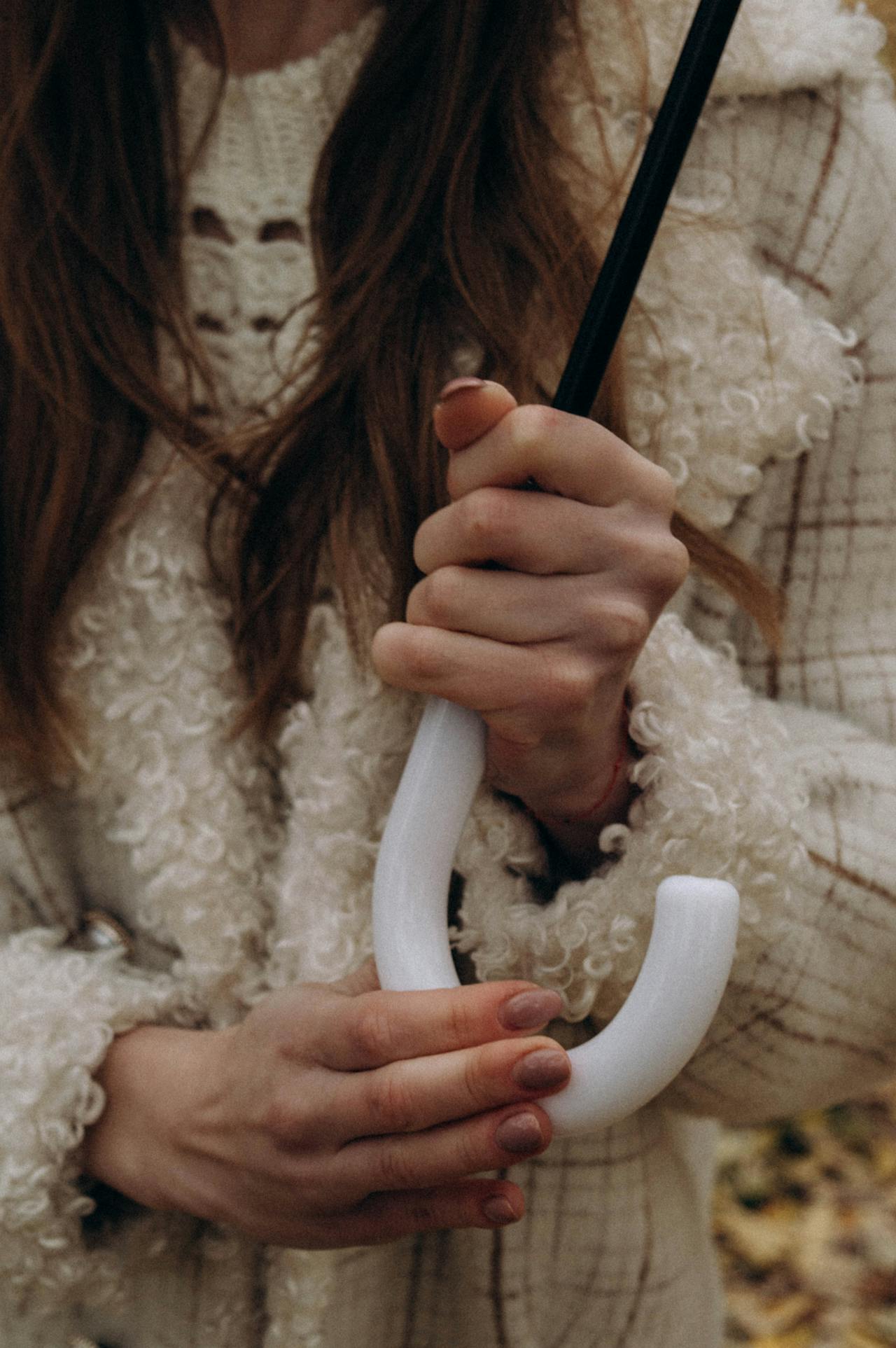 Eine Frau hält einen Regenschirm | Quelle: Pexels