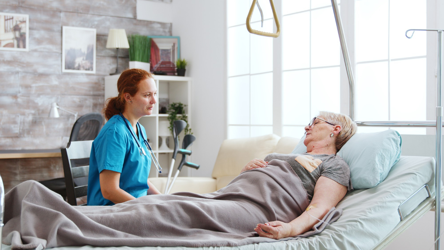 Eine Ärztin mit ihrer älteren Patientin | Quelle: Freepik