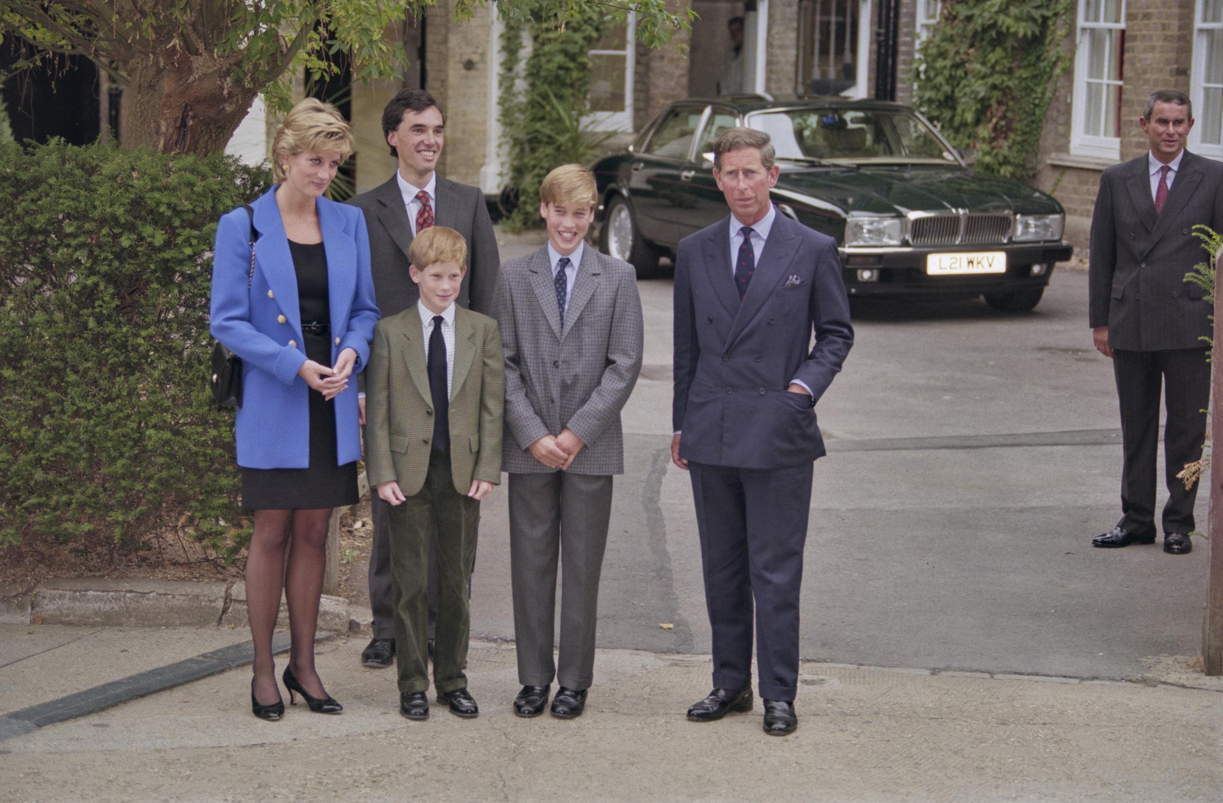 William kam 1995 zusammen mit der verstorbenen Diana, Prinzessin von Wales, seinem Vater – dem heutigen König Charles III. – und Prinz Harry nach Eton. Jahrzehnte später kehrte William anlässlich von Georges erstem Schultag an die Schule zurück. | Quelle: Getty Images