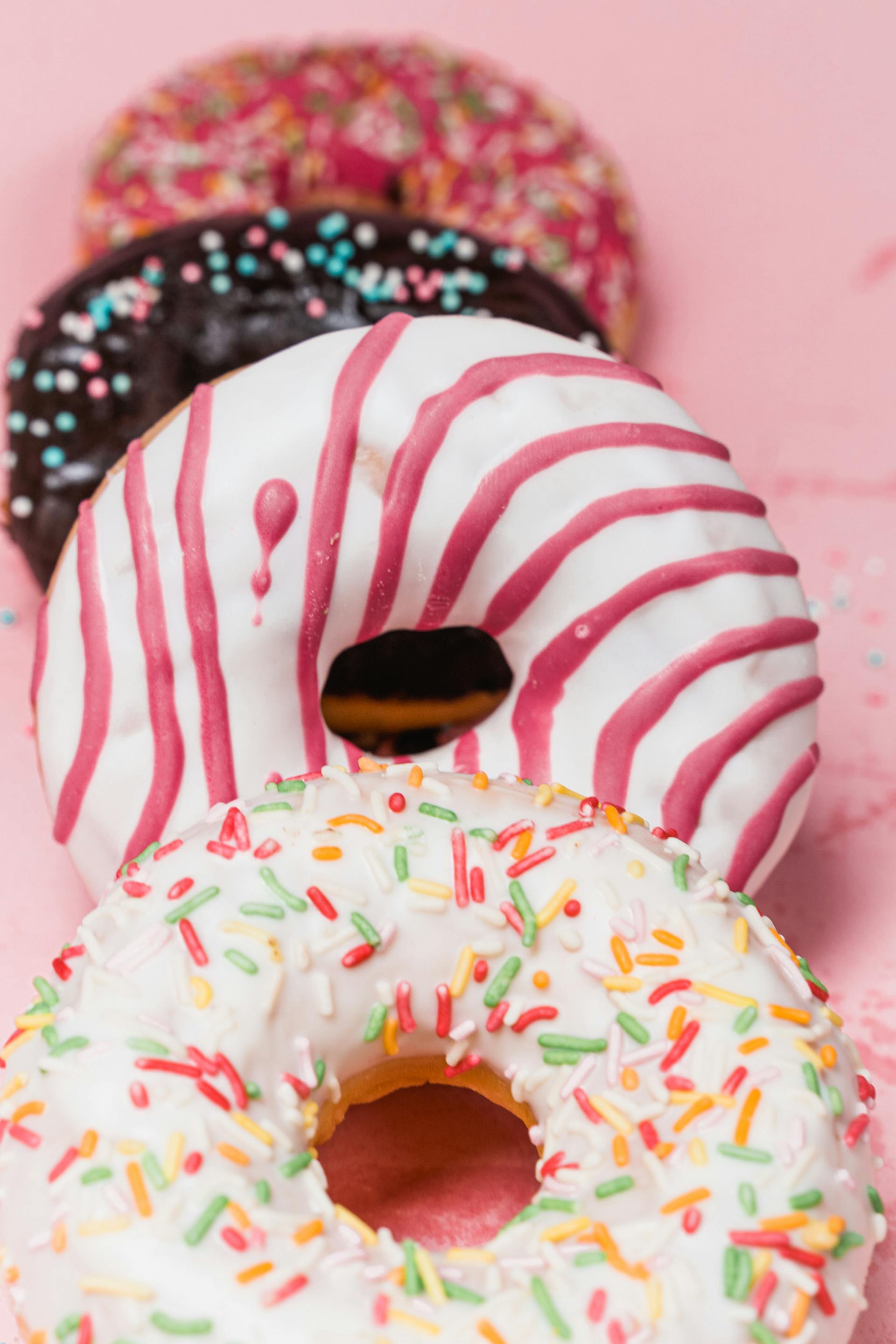 Bunte Donuts mit Streuseln auf der Oberseite | Quelle: Pexels