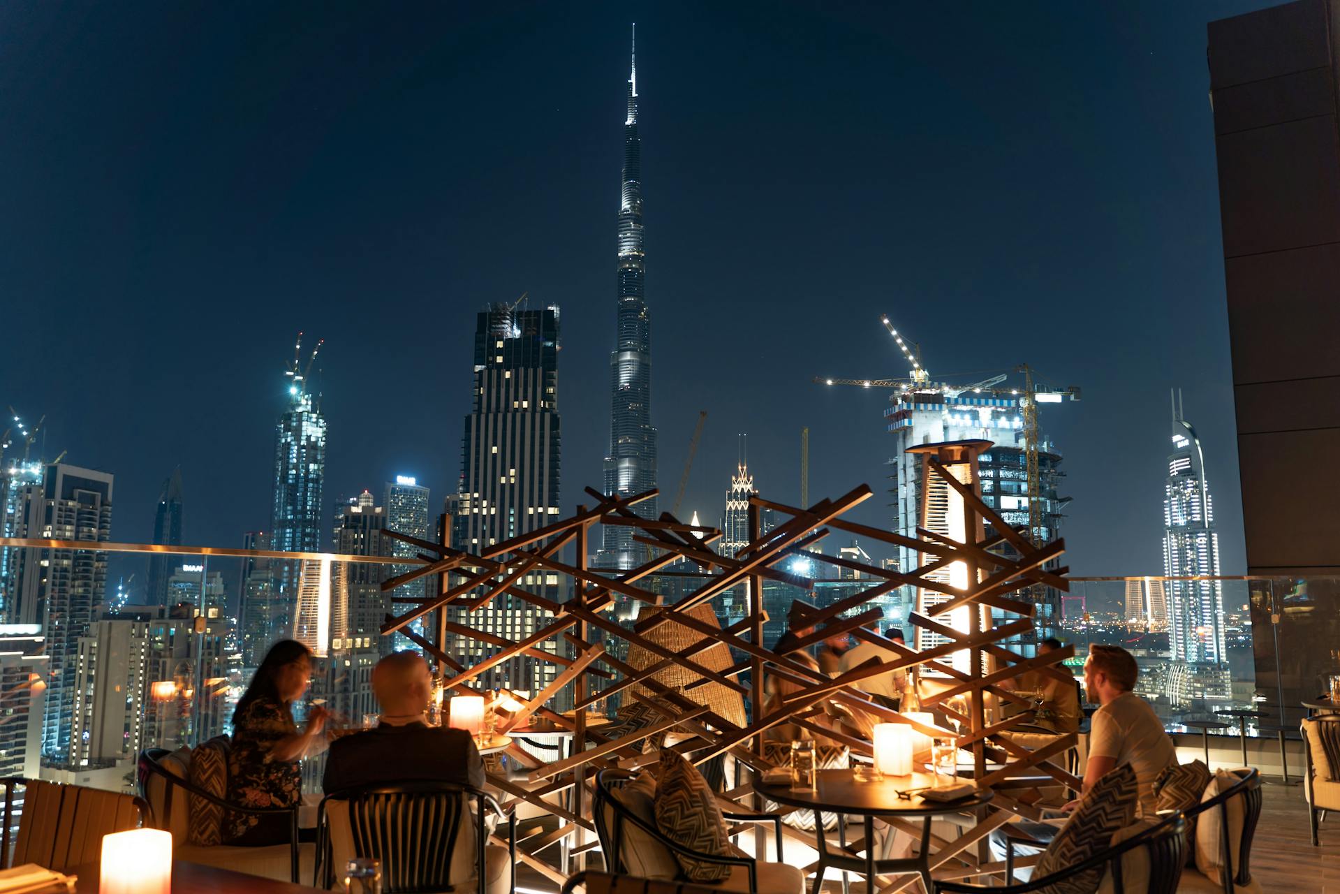 Die Dachterrasse eines Restaurants mit Blick auf die Wolkenkratzer der Stadt | Quelle: Pexels