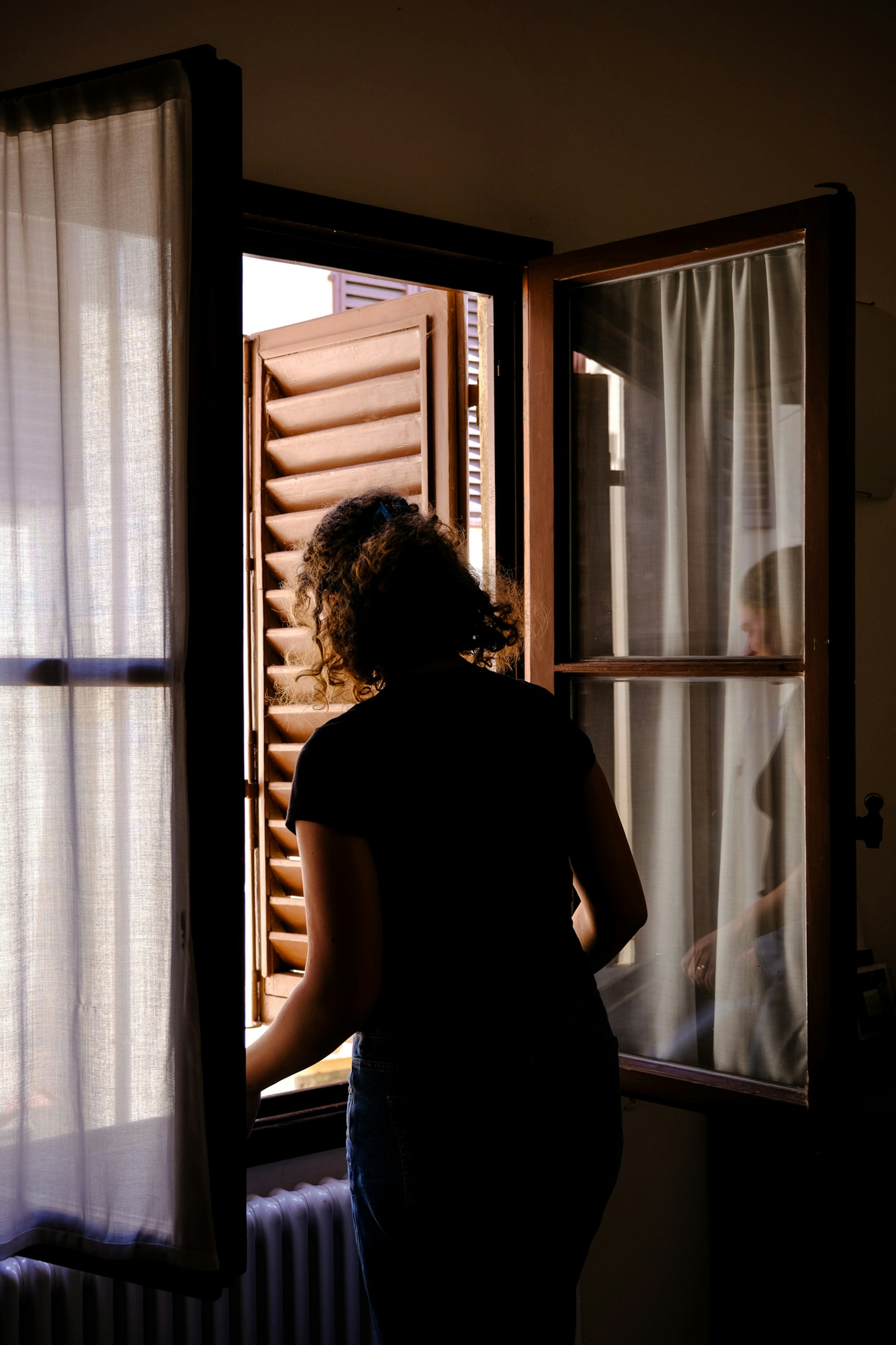 Eine Frau schaut aus dem Fenster | Quelle: Unsplash