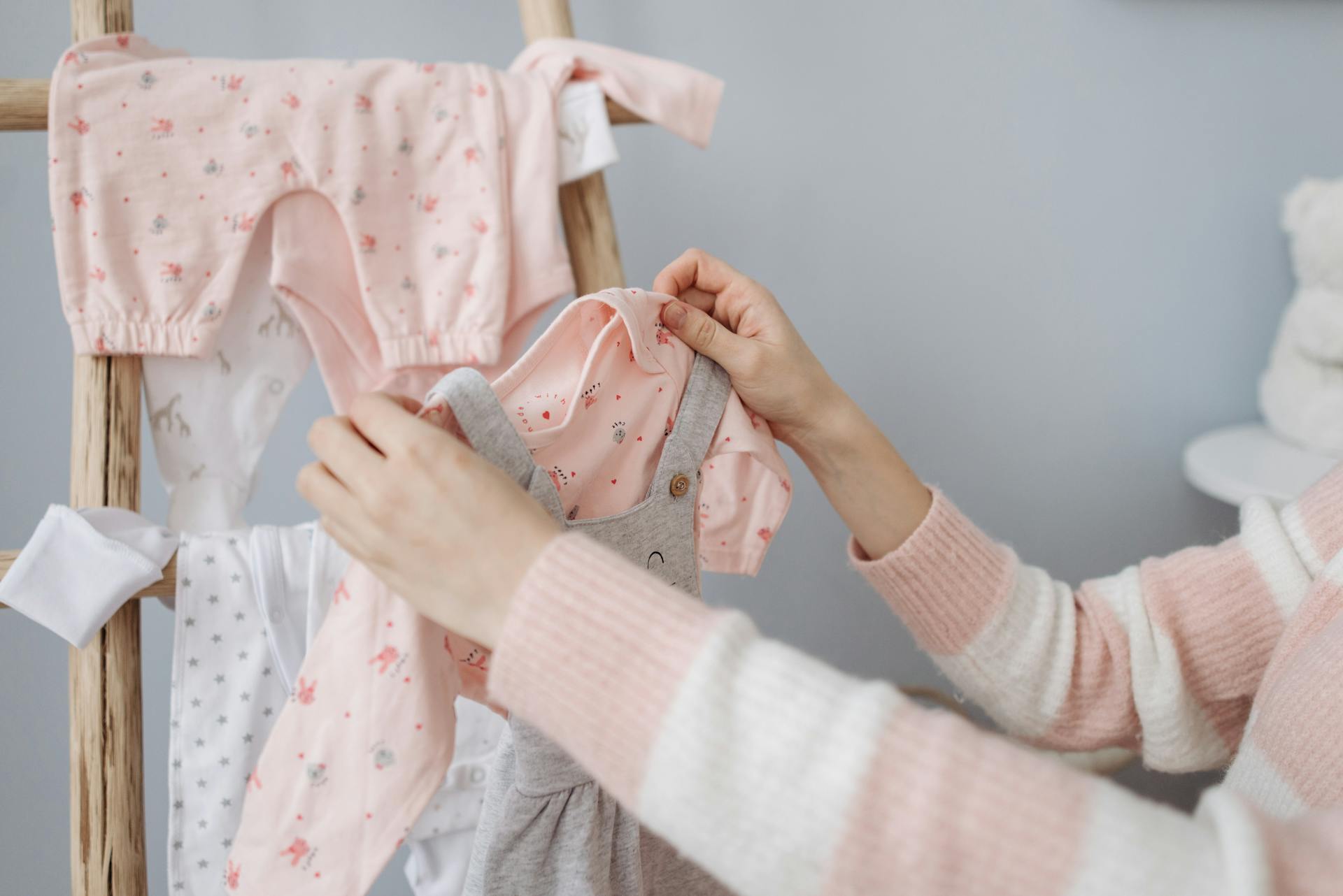 Eine Frau mit Babykleidung | Quelle: Pexels