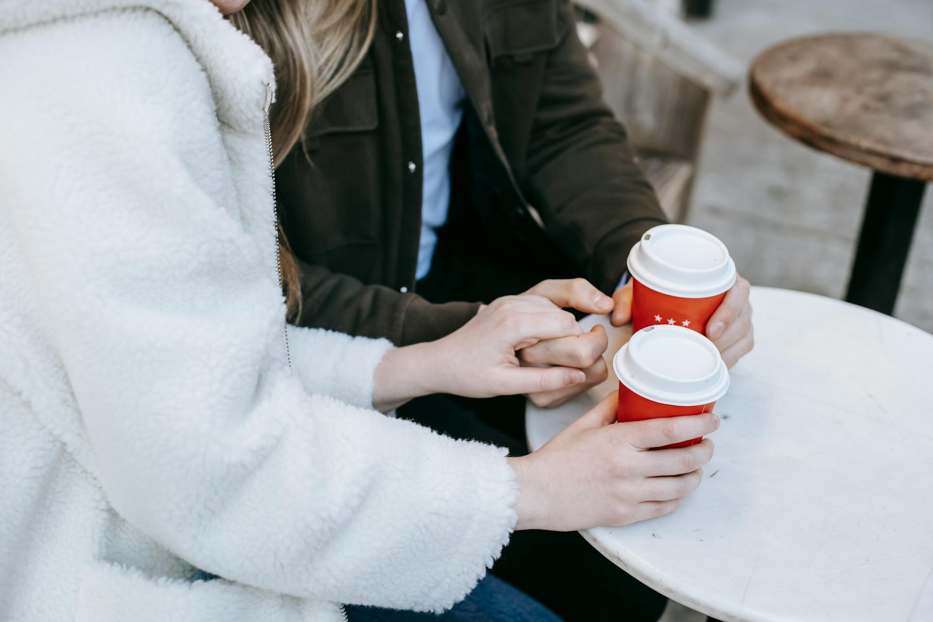 Eine Frau hält die Hand eines Mannes | Quelle: Pexels