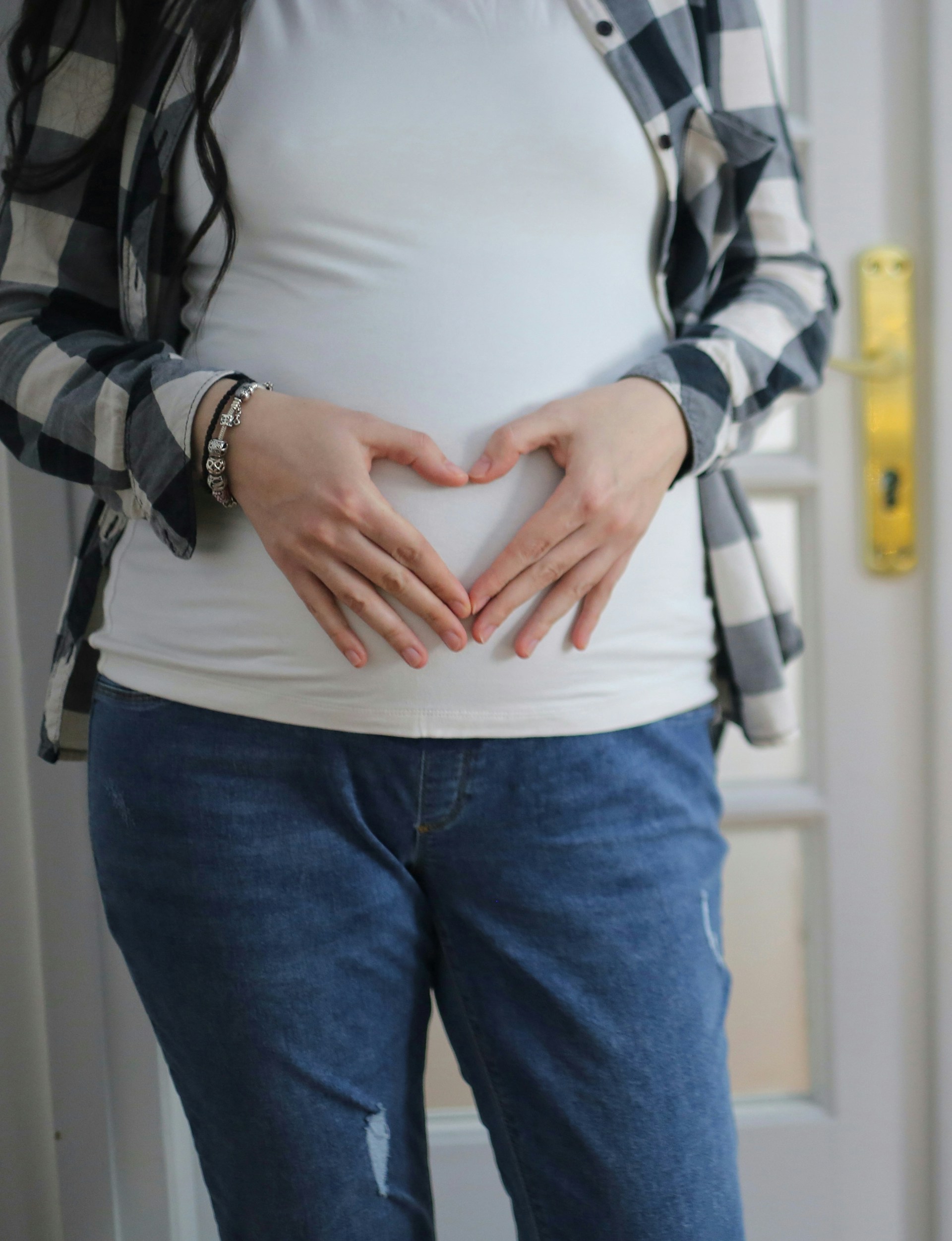 Eine Frau, die ihre Hände auf den Bauch legt | Quelle: Unsplash