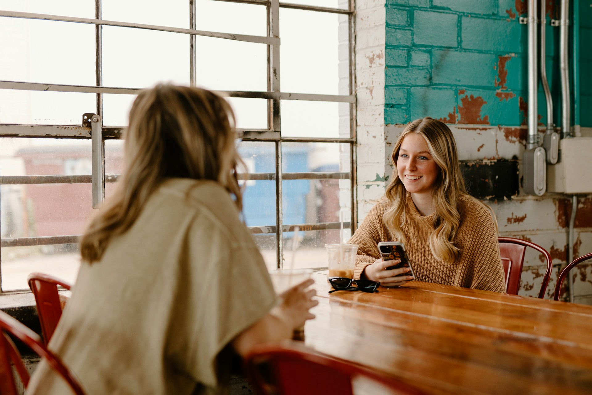 Zwei Frauen unterhalten sich in einem Café | Quelle: Unsplash