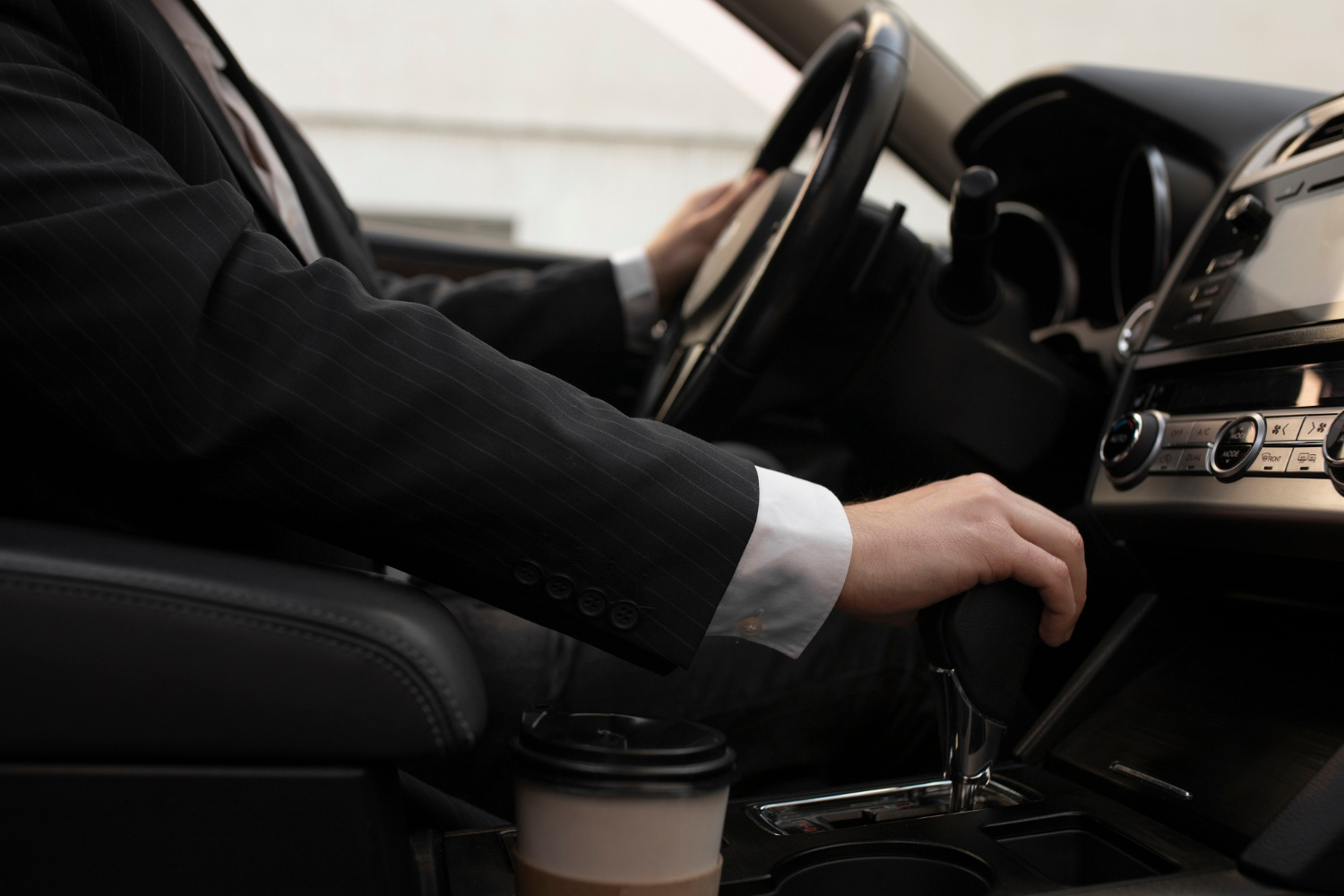 Ein Mann sitzt im Auto | Quelle: Freepik