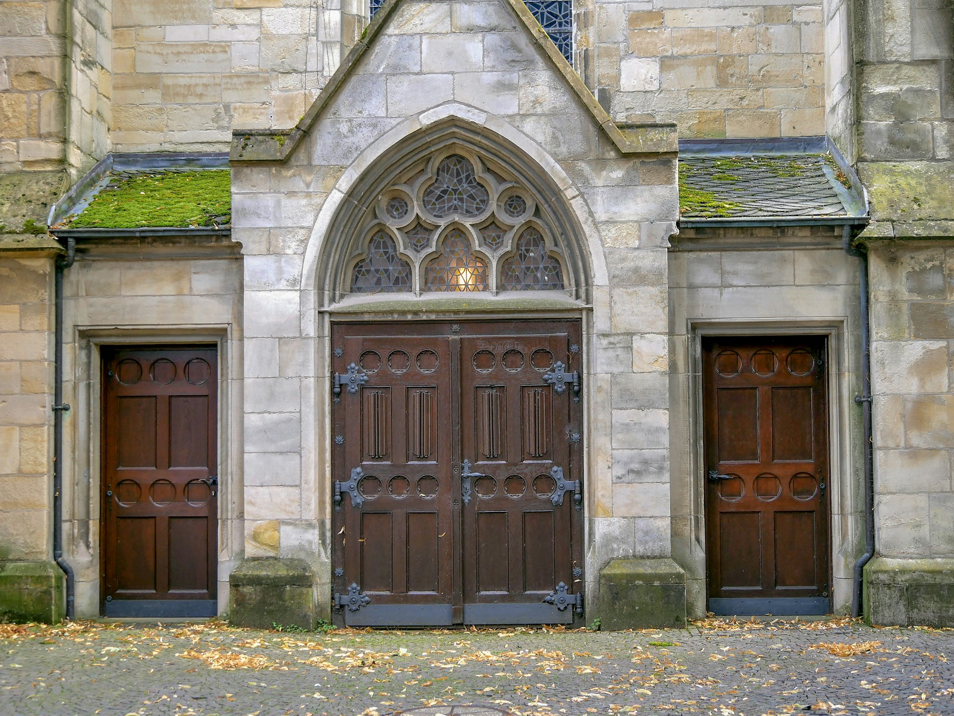 Der Eingang zu einer Kirche | Quelle: Unsplash