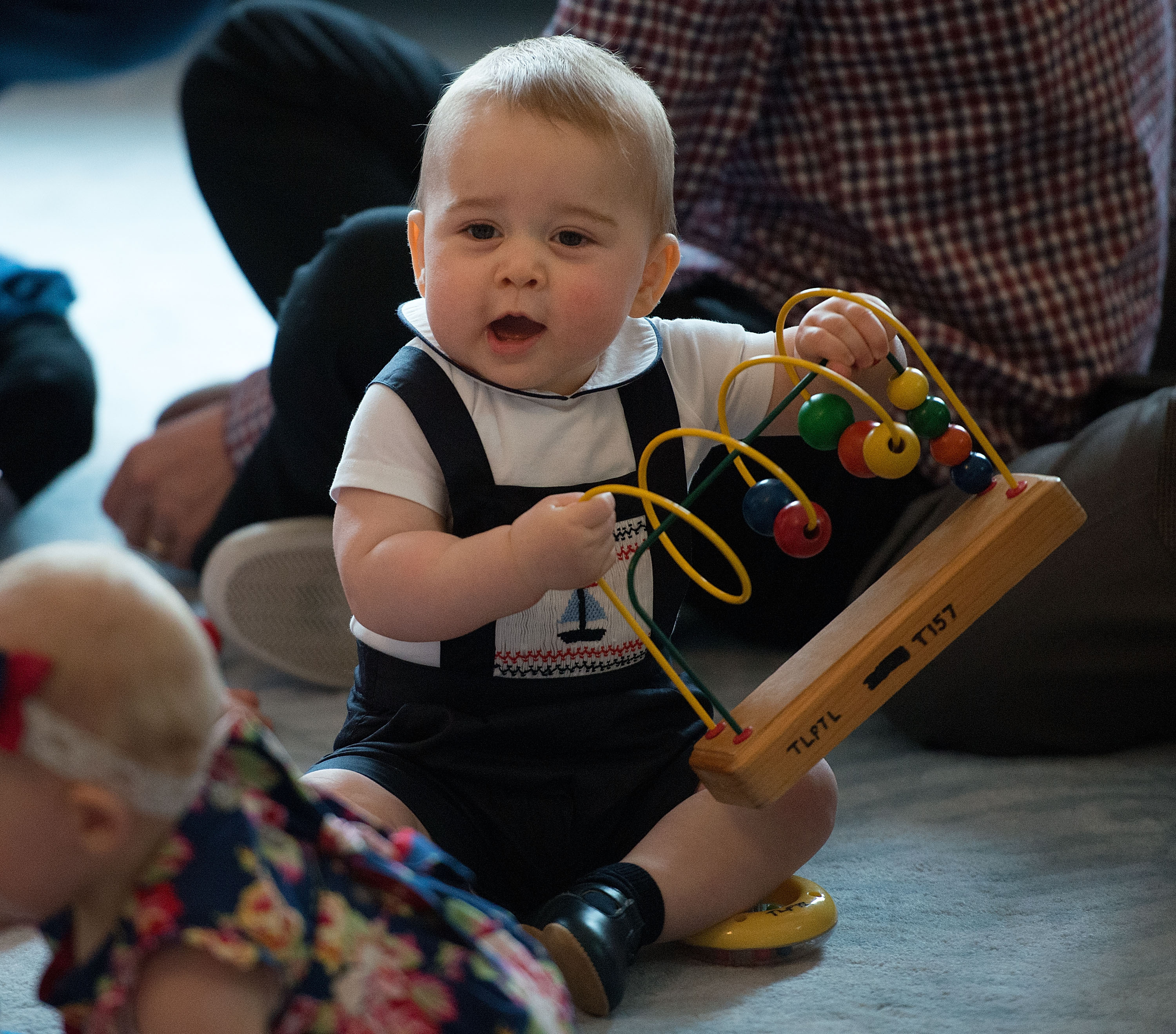 George, der noch ein Baby ist, war am 9. April zusammen mit anderen Kindern bei einer Veranstaltung einer Elterngruppe im Government House in Wellington dabei. Dieser verspielte Moment ereignete sich während der ersten offiziellen Auslandsreise von William und Catherine mit ihrem Sohn.