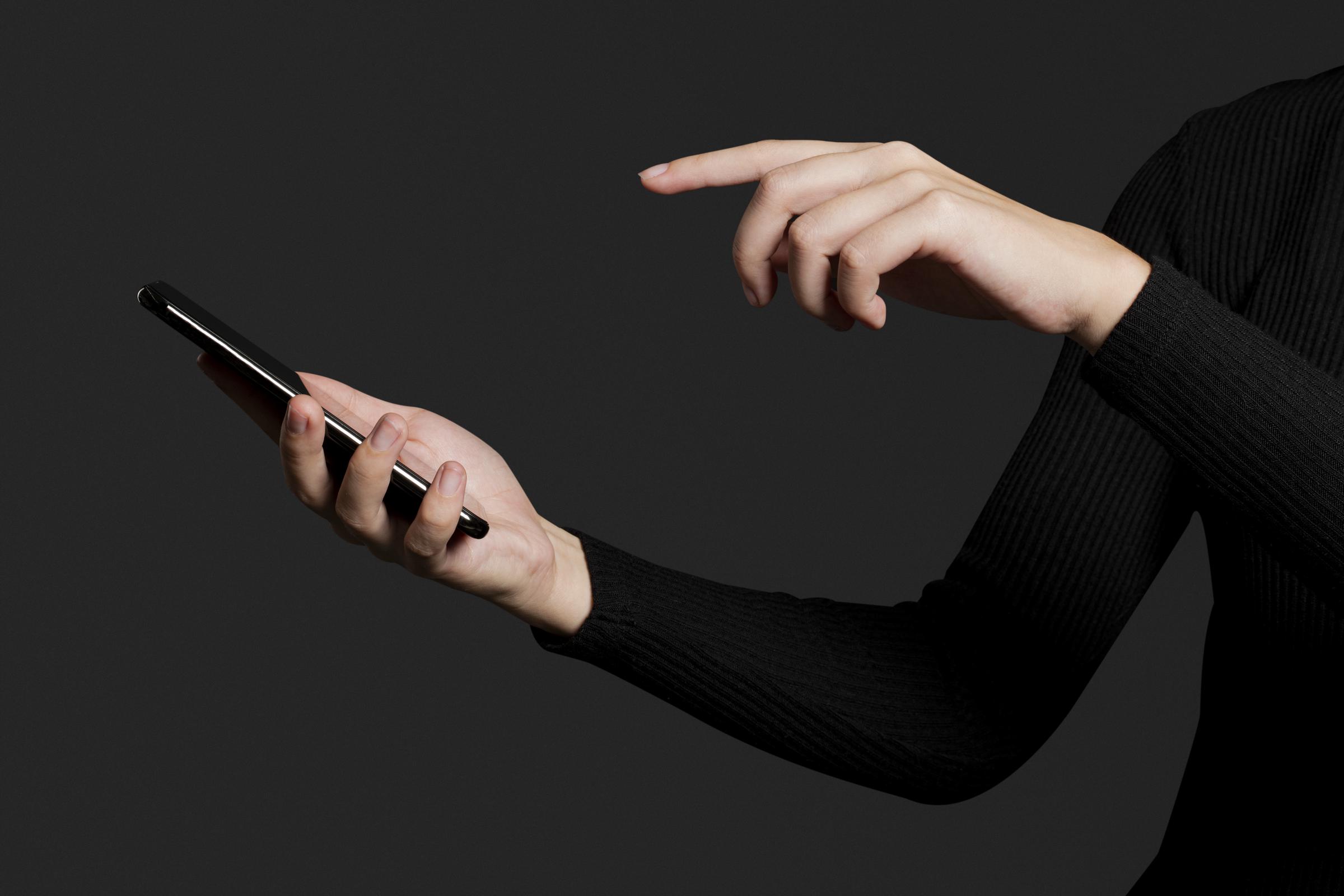 Eine Frau hält ein Telefon | Quelle: Freepik