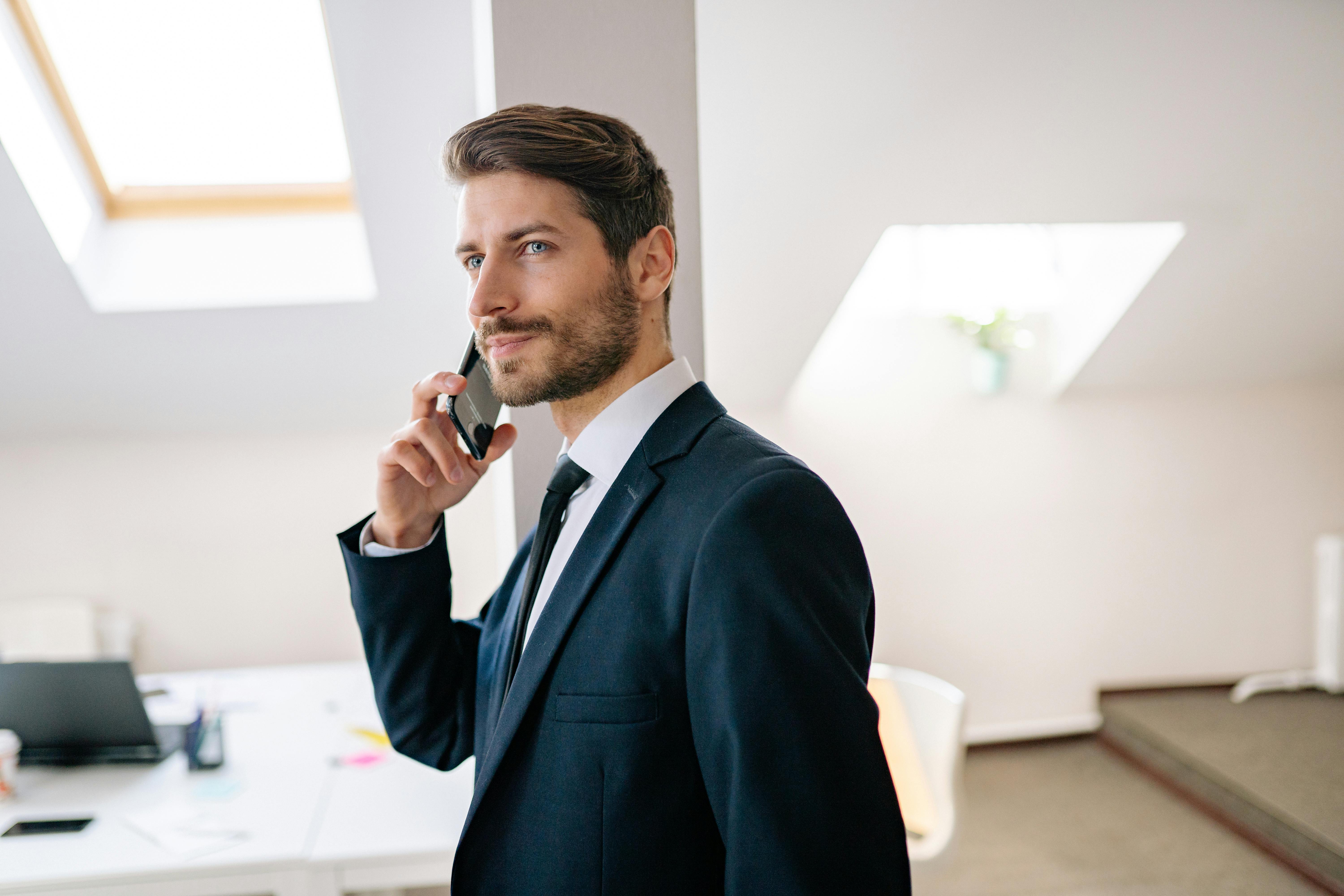 Mann im Anzug am Telefon | Quelle: Pexels