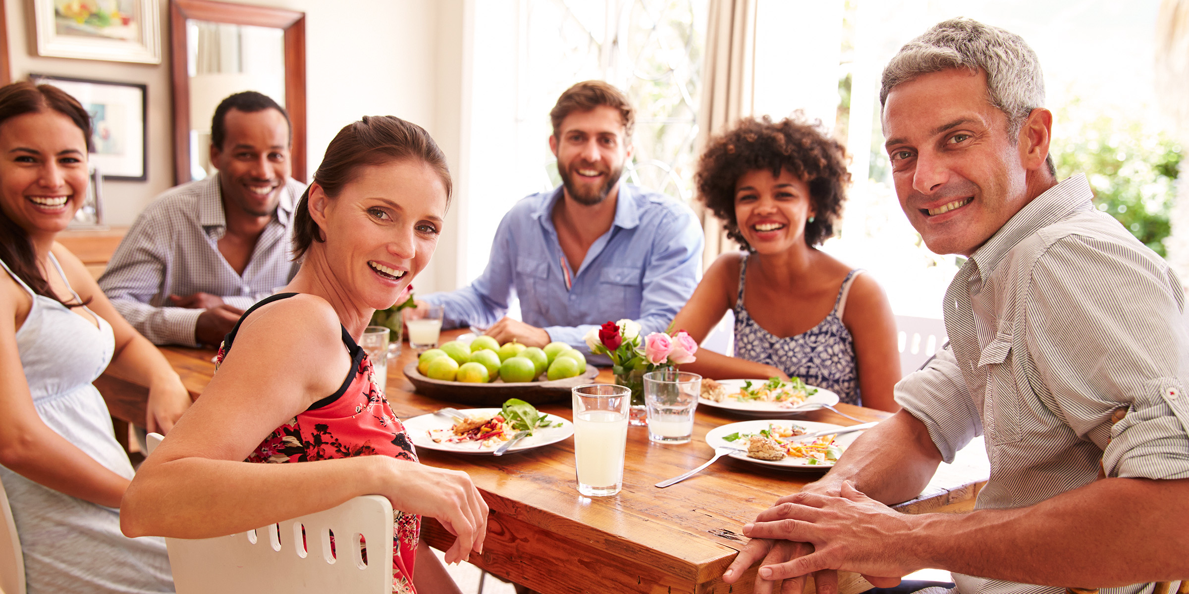 Menschen, die um einen Tisch sitzen | Quelle: Shutterstock