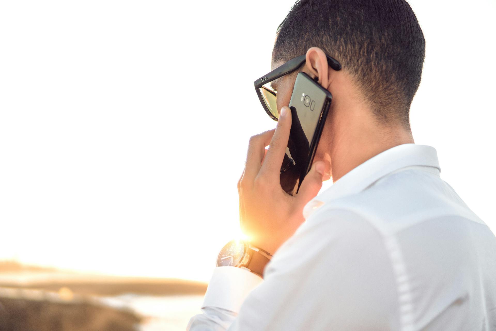 Ein Mann spricht in sein Telefon | Quelle: Pexels