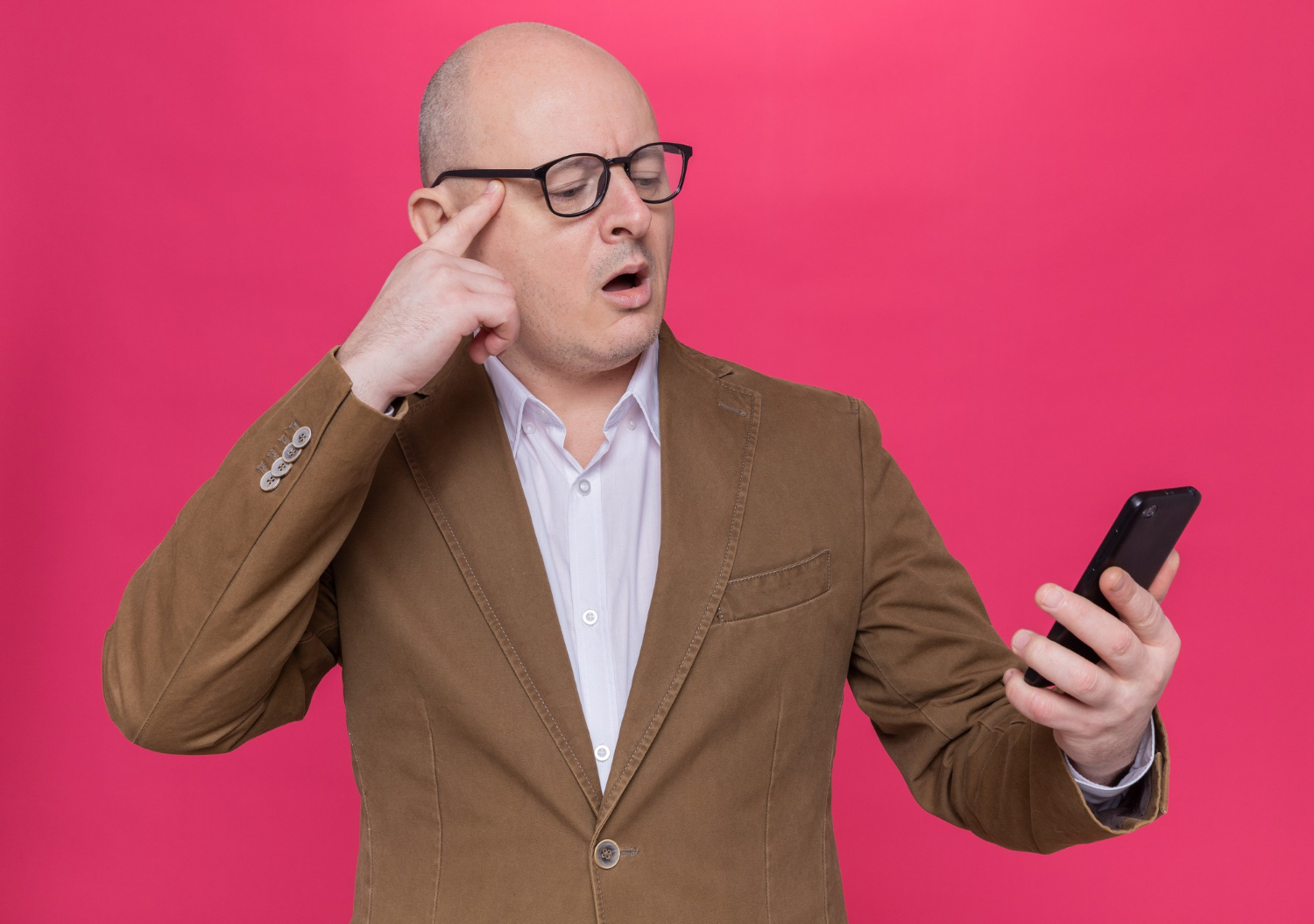 Ein geschockter Mann hält ein Telefon | Quelle: Freepik