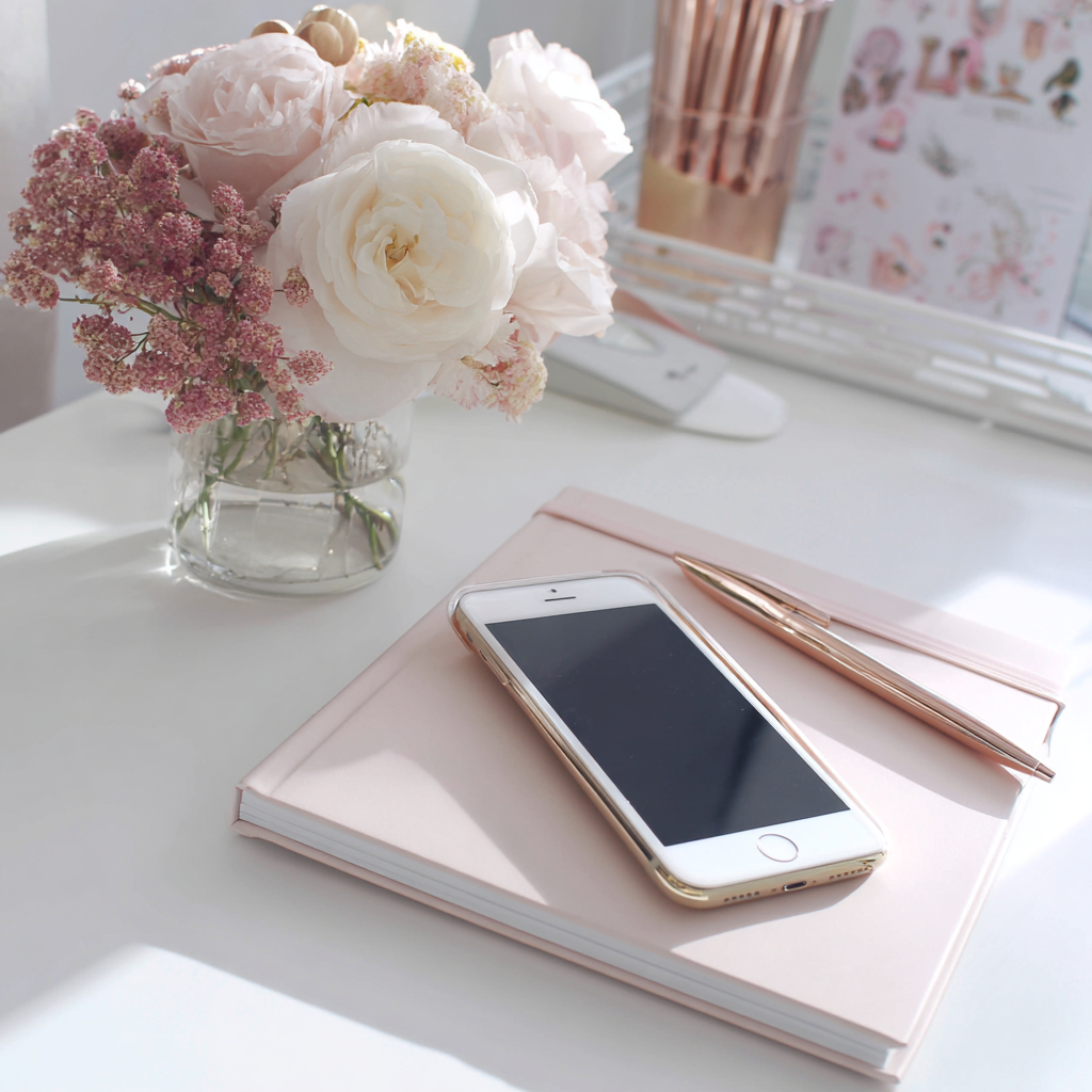 Ein Mobiltelefon auf einem Tisch | Quelle: Midjourney