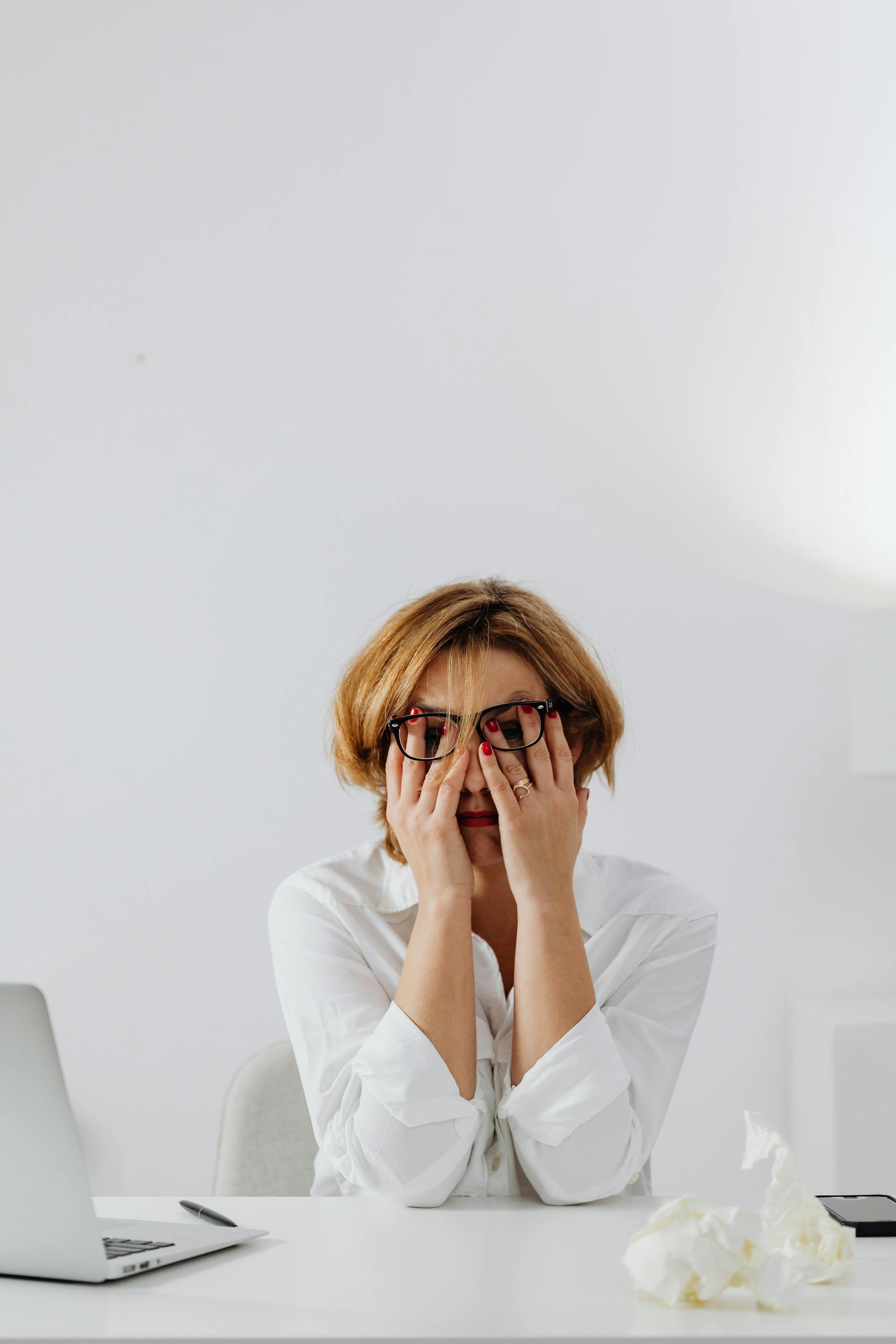 Eine traurige Frau, die ihr Gesicht mit ihren Händen bedeckt | Quelle: Pexels