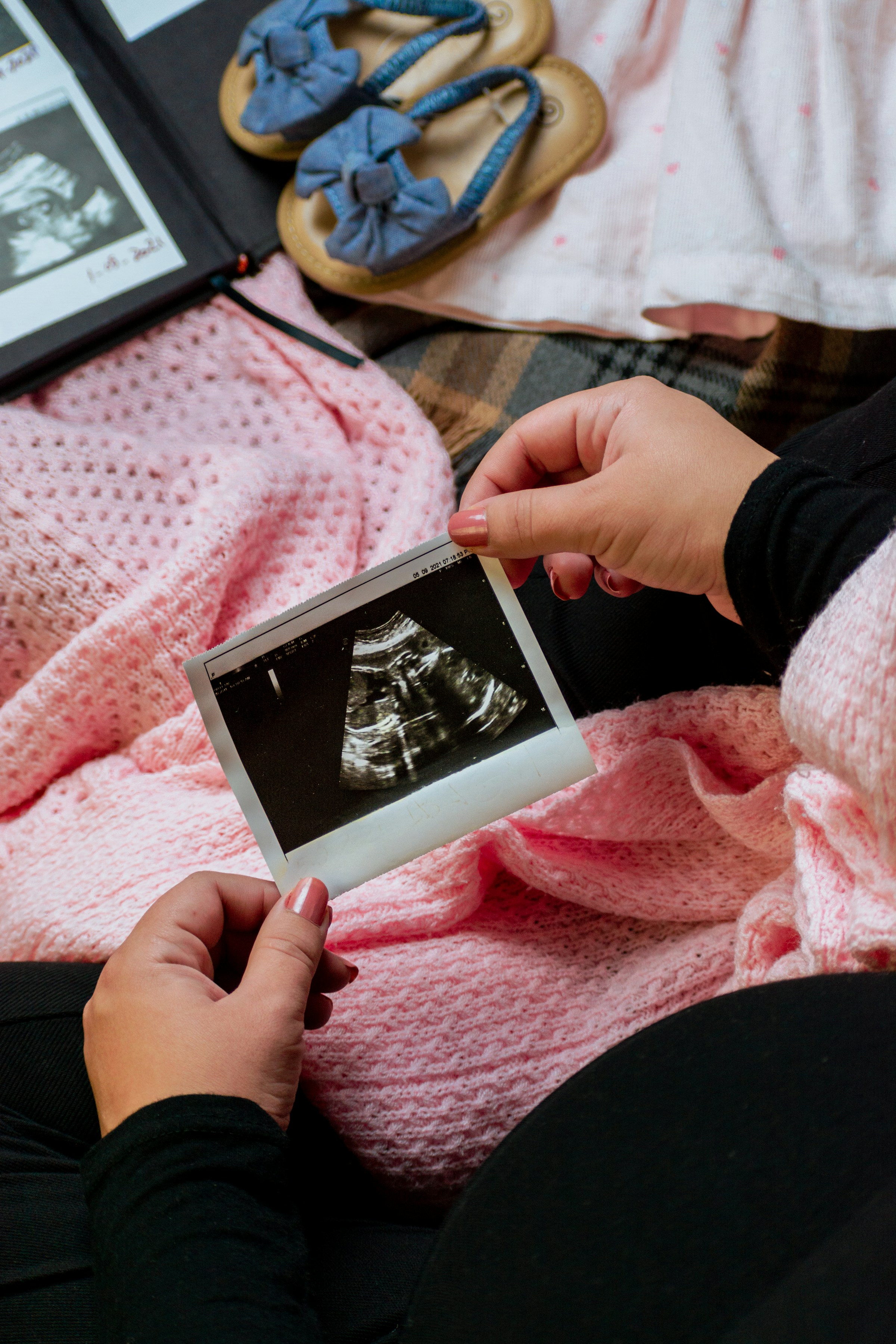 Eine schwangere Frau hält ein Ultraschallbild in der Hand | Quelle: Unsplash