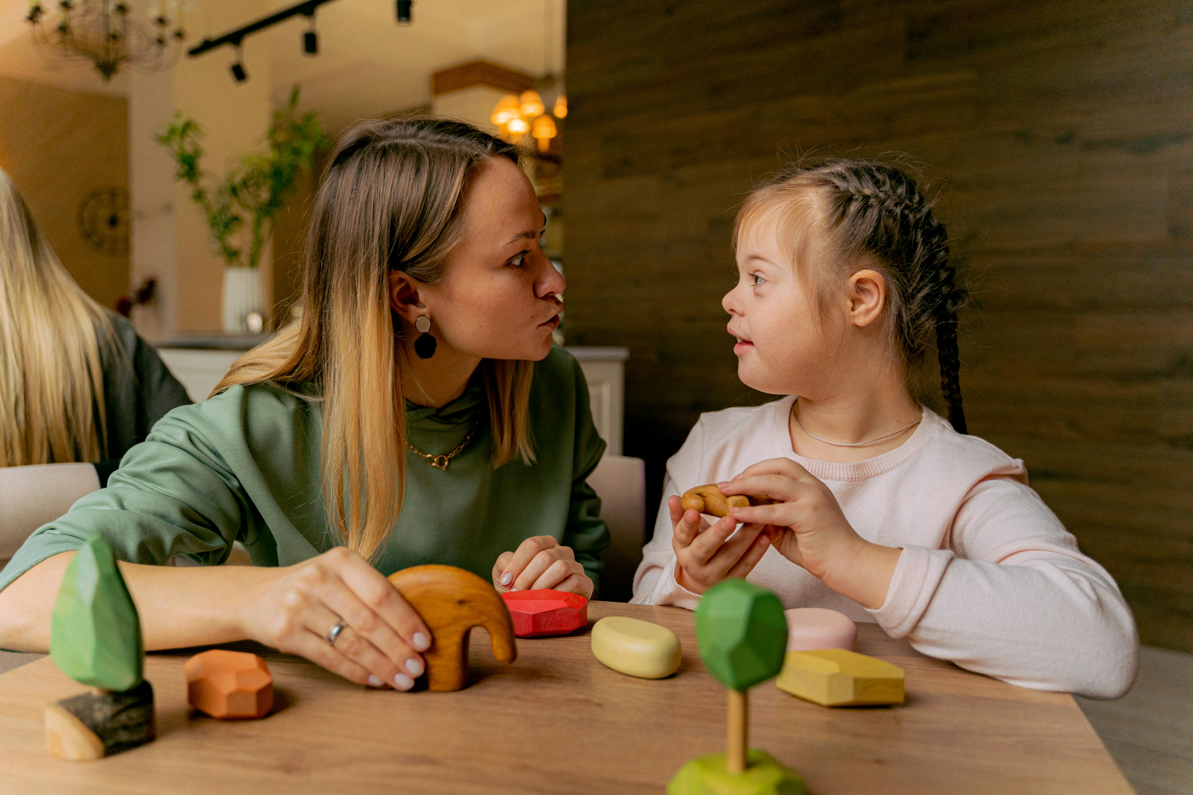 Frau spielt mit ihrer Tochter | Quelle: Pexels