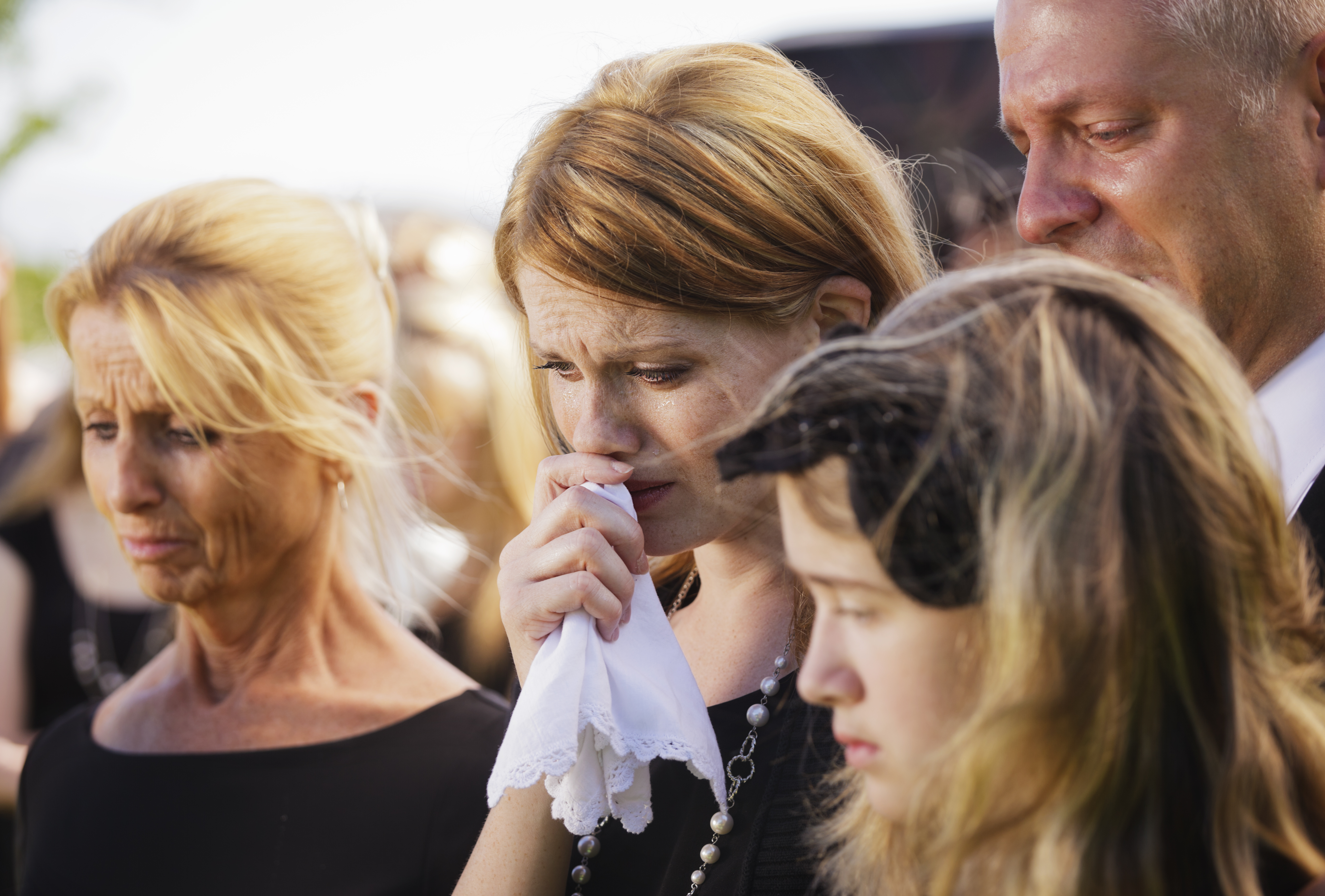 Familie bei einer Beerdigung | Quelle: Getty Images