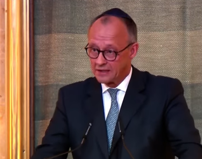 Bundeskanzler Merz bricht während seiner emotionalen Rede in Tränen aus | Quelle: youtube.com/@n-tv