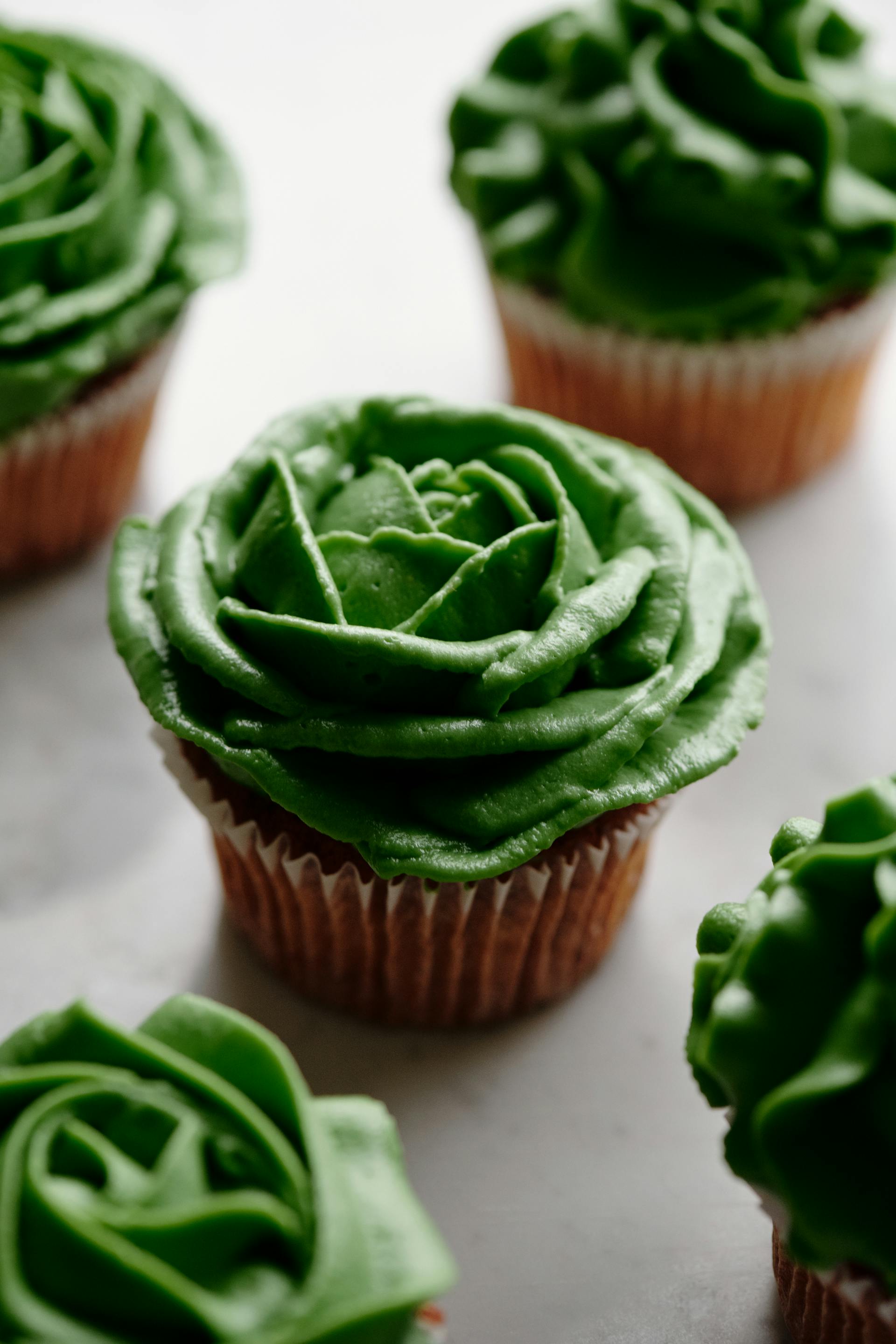Eine Nahaufnahme von Cupcakes mit grünem Zuckerguss | Quelle: Pexels