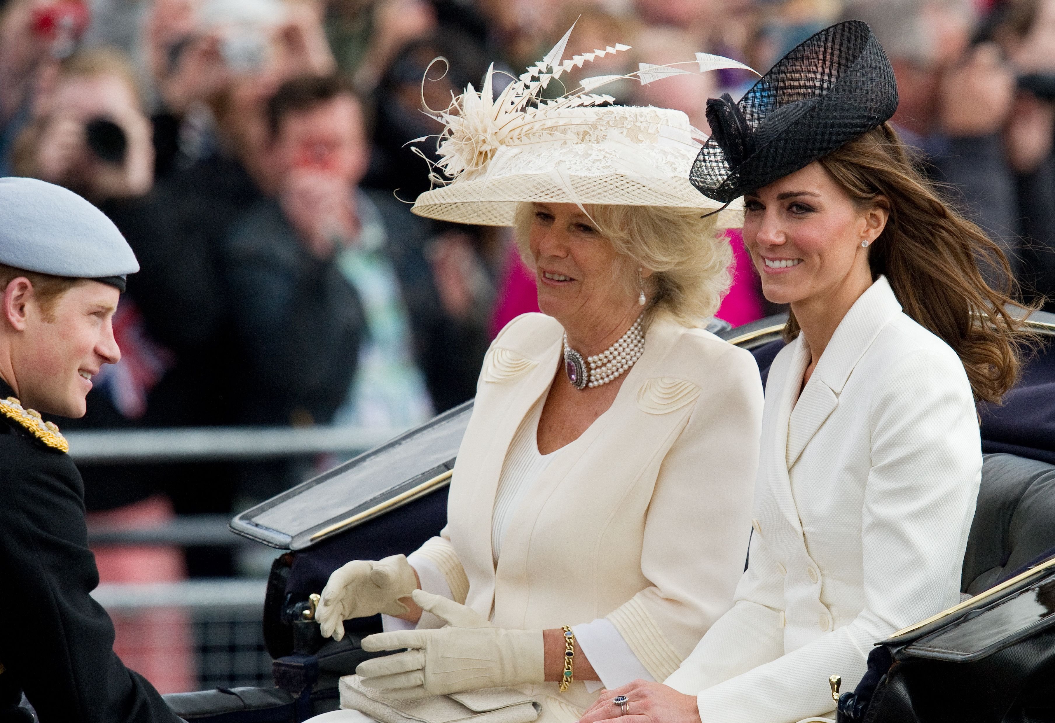 Prinz Harry, Herzogin Camilla und Herzogin Kate kehren nach der Geburtstagsparade der Königin am 11. Juni 2011 in London zum Buckingham-Palast zurück | Quelle: Getty Images