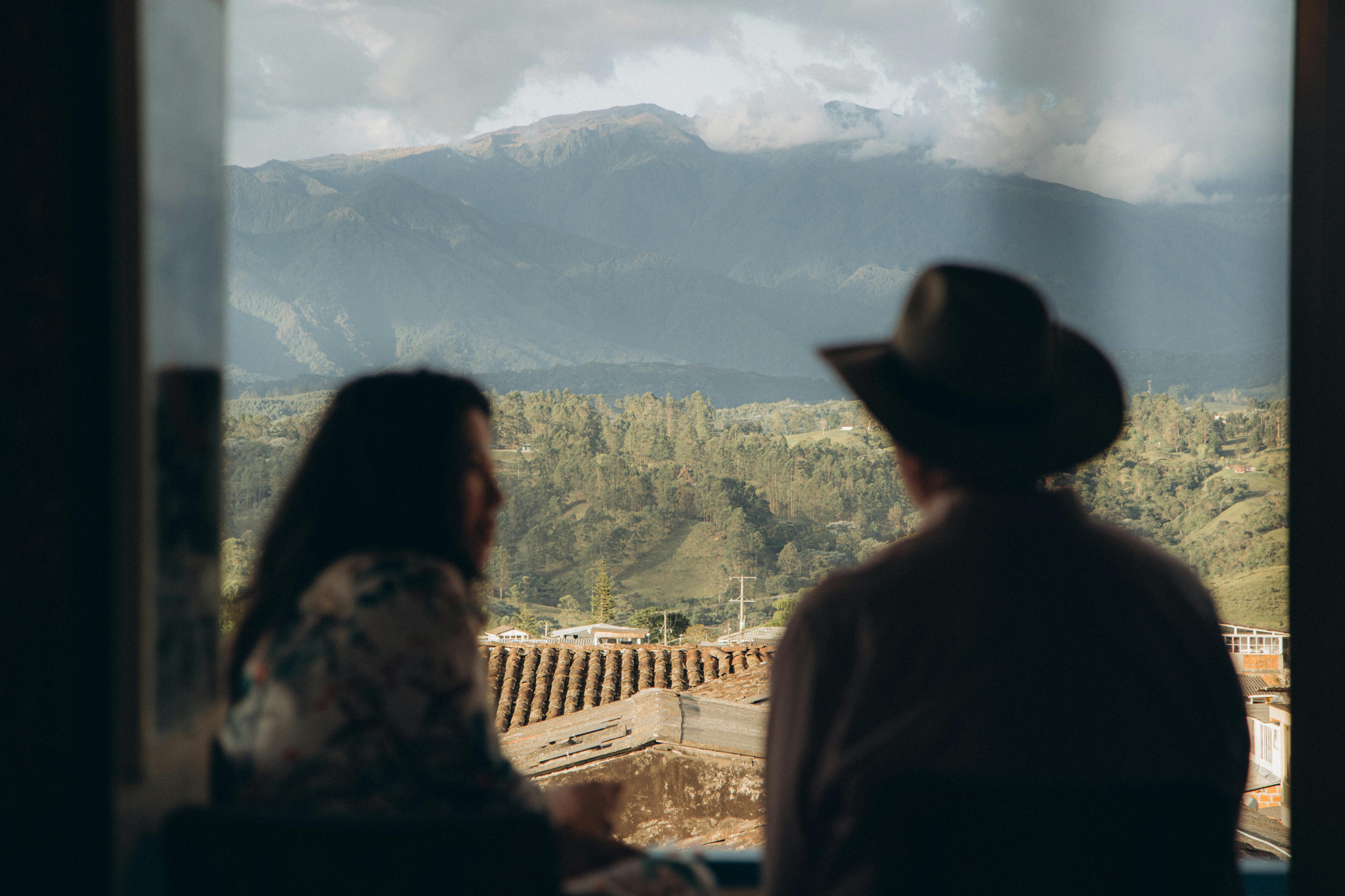 Pärchen genießt die Aussicht | Quelle: Pexels