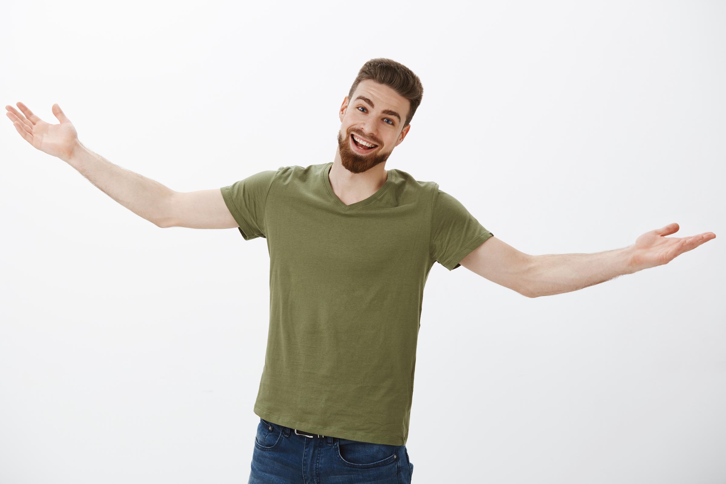 Ein defensiver Mann lacht | Quelle: Freepik