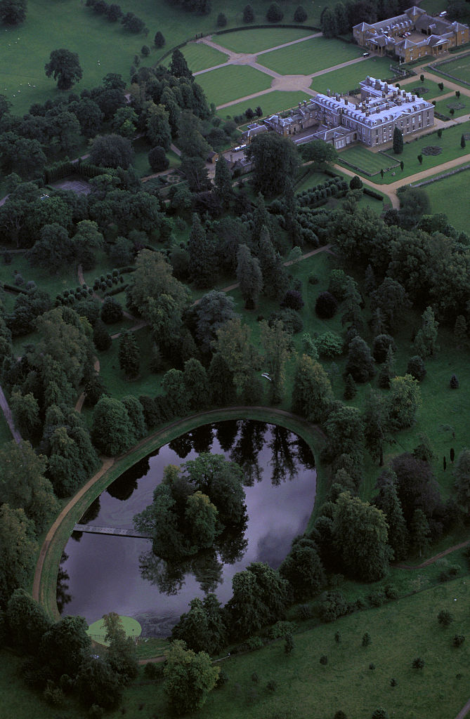 Diana, Prinzessin von Wales, ist auf der Insel begraben, in der Mitte des künstlichen Sees, der als Round Oval bekannt ist, in Althorp House, dem Stammsitz der Familie Spencer | Quelle: Getty Images