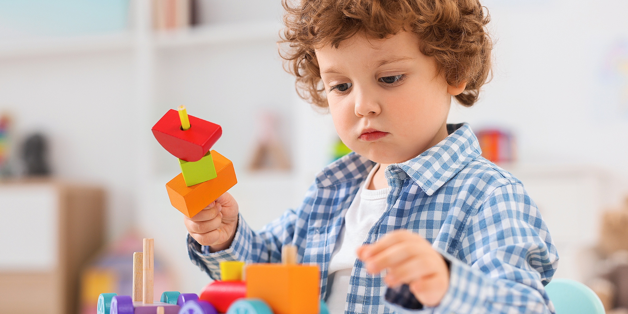 Ein kleiner Junge spielt mit seinem Spielzeug | Quelle: Shutterstock