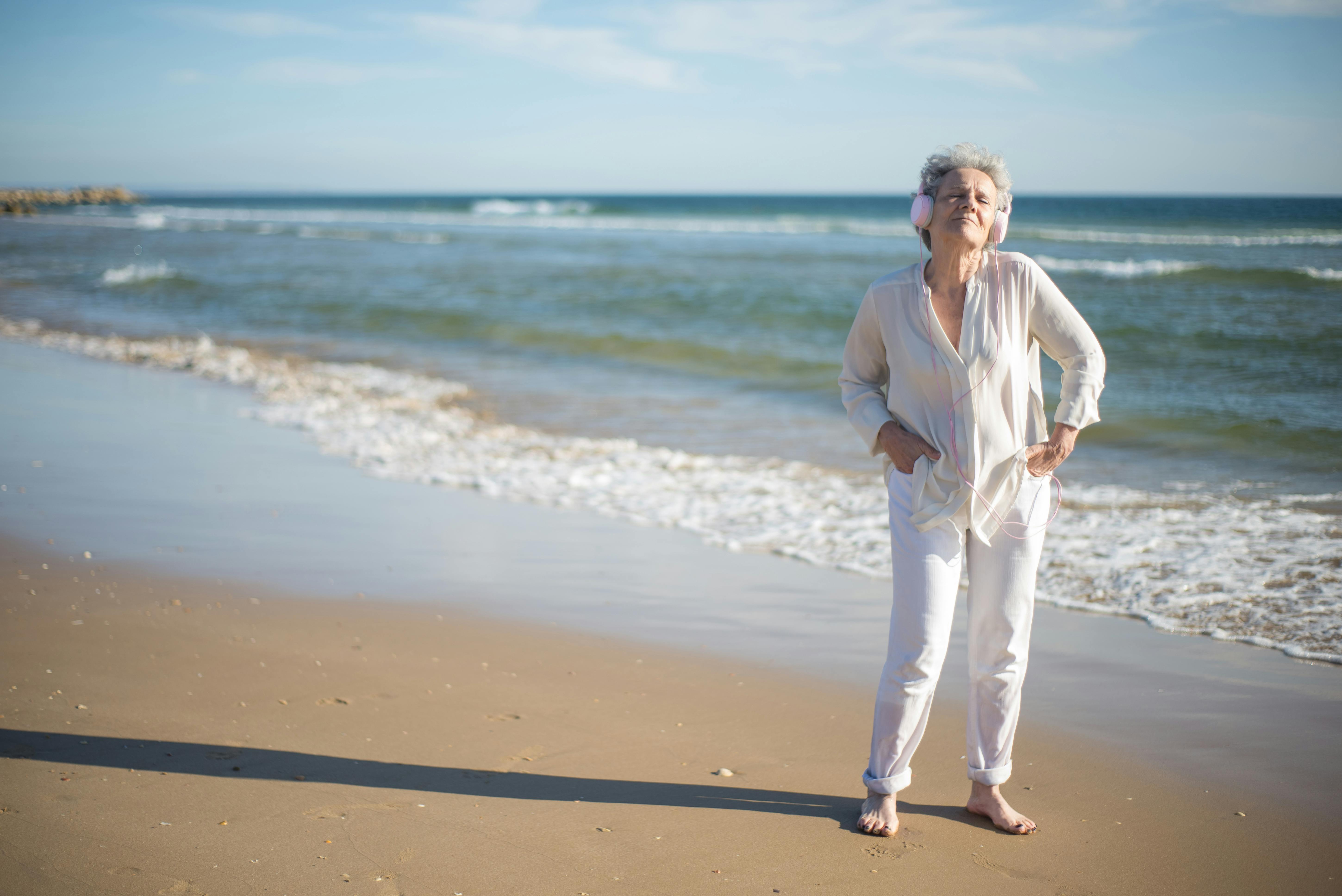 Eine ältere Frau am Strand | Quelle: Pexels