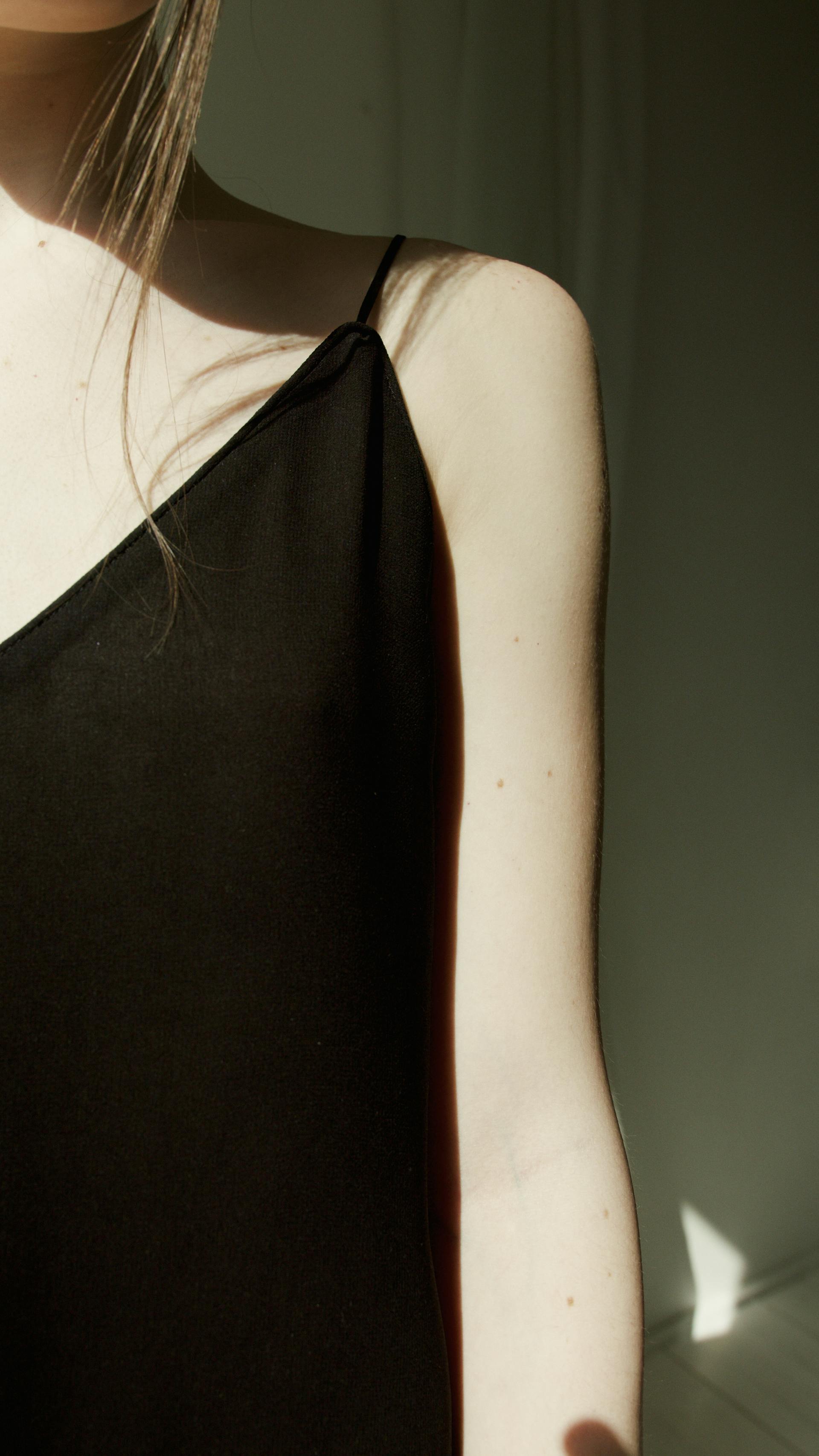Eine Nahaufnahme einer Frau in einem schwarzen Kleid | Quelle: Pexels