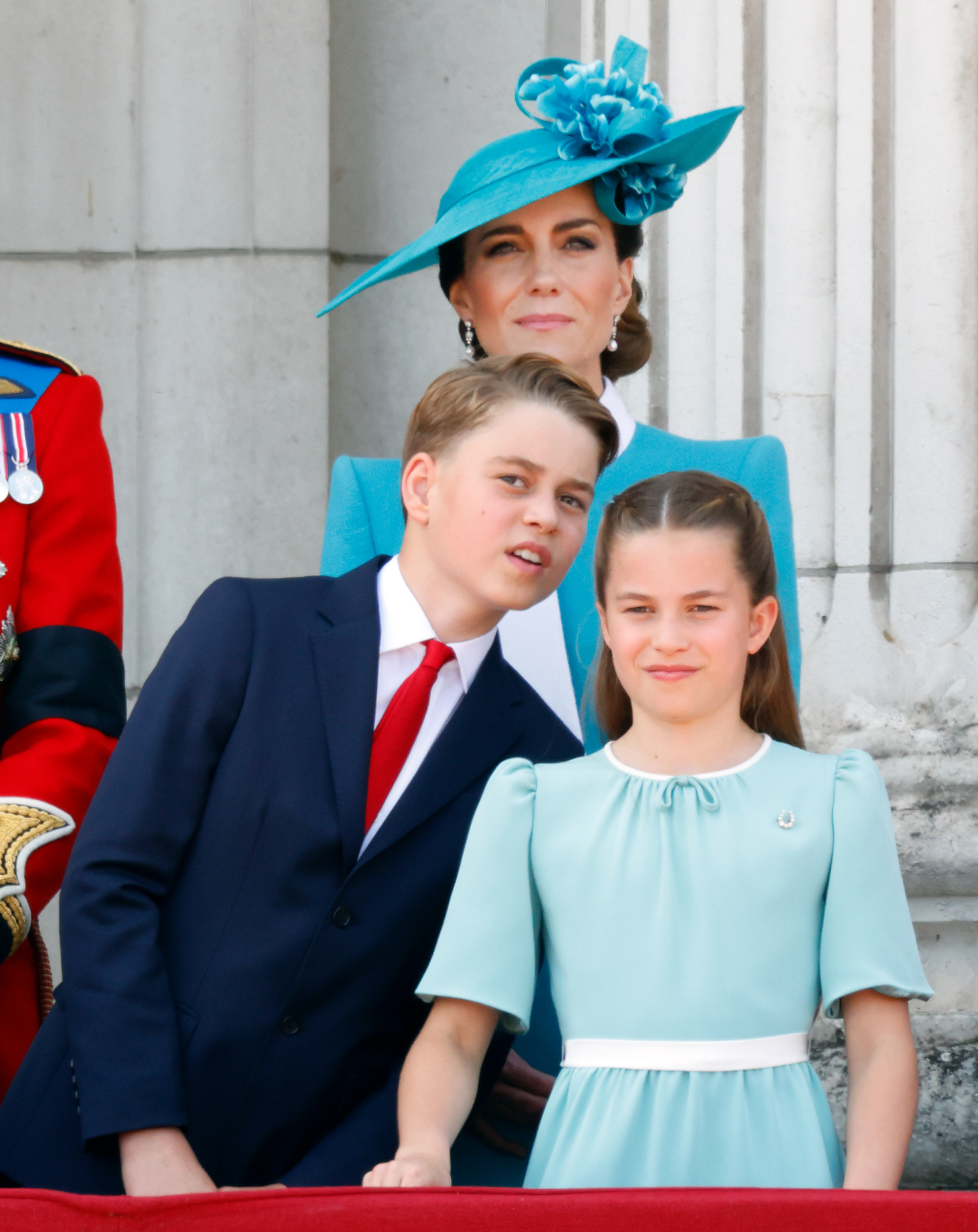 Prinz George schaut über Prinzessin Charlottes Schulter, während er vom Balkon des Buckingham Palastes aus den RAF-Flugvorbeiflug während der Trooping the Colour Feierlichkeiten 2025 beobachtet.