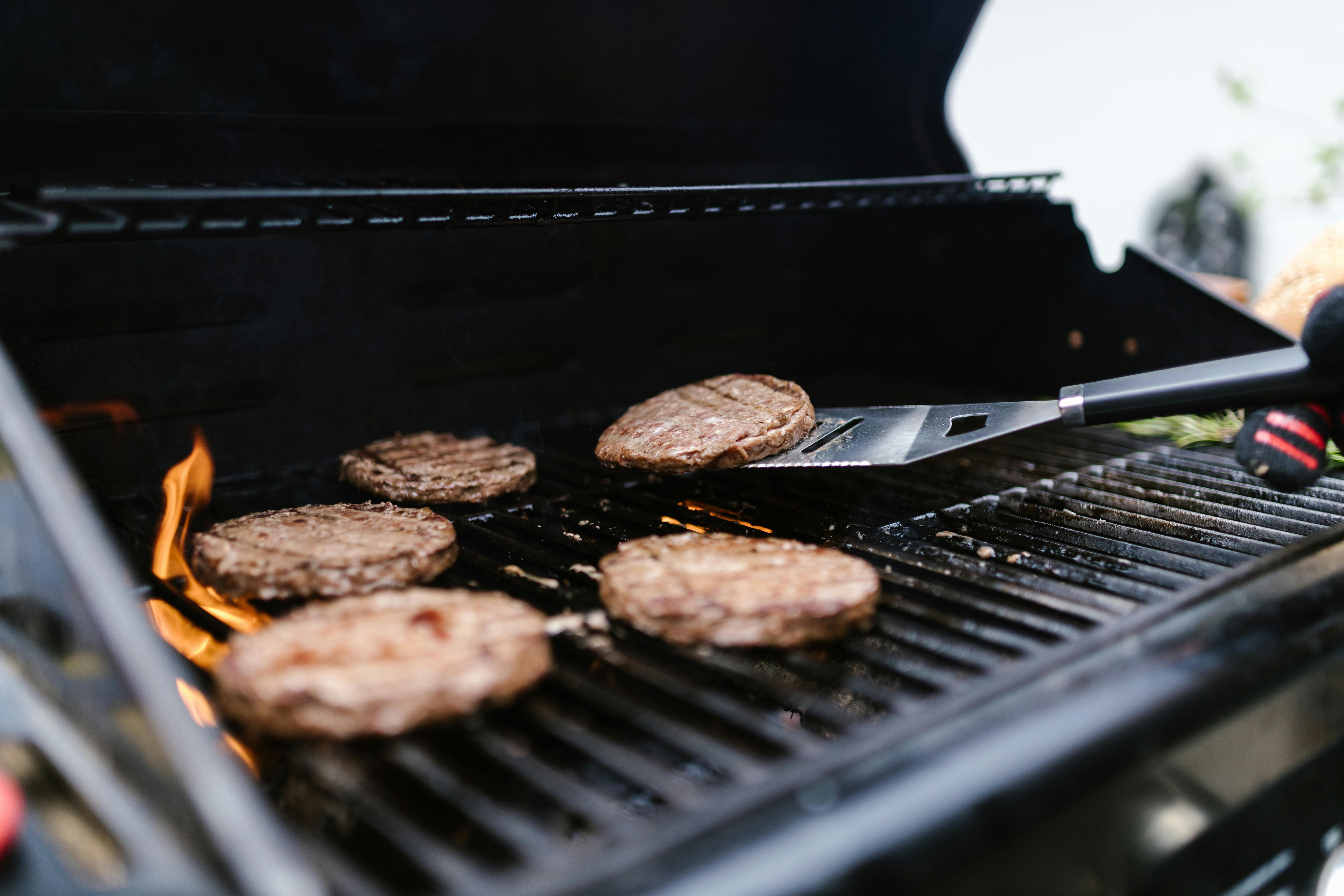 Burger auf einem Grill | Quelle: Pexels