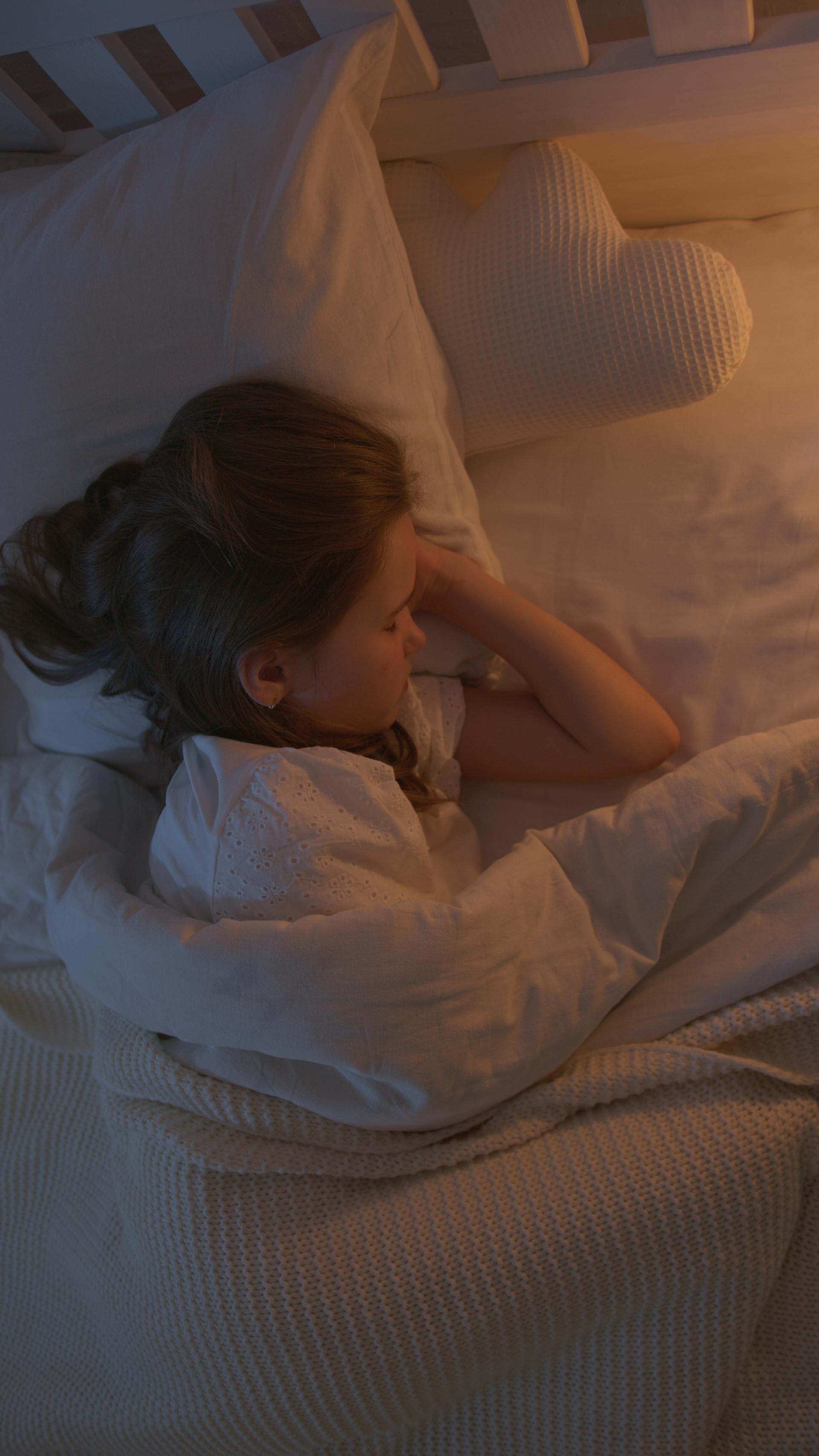 Ein schluchzendes Mädchen im Bett | Quelle: Pexels