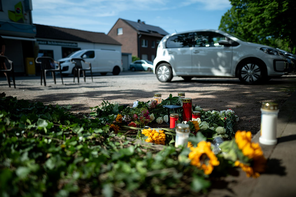 27. Mai 2026, Nordrhein-Westfalen, Dinslaken: Auf einem Parkplatz am Unfallort liegen Kerzen und Blumen. Bei einem schweren Unfall in der Nähe einer Schule in Dinslaken sind zwei Kinder ums Leben gekommen. | Quelle: Getty Images