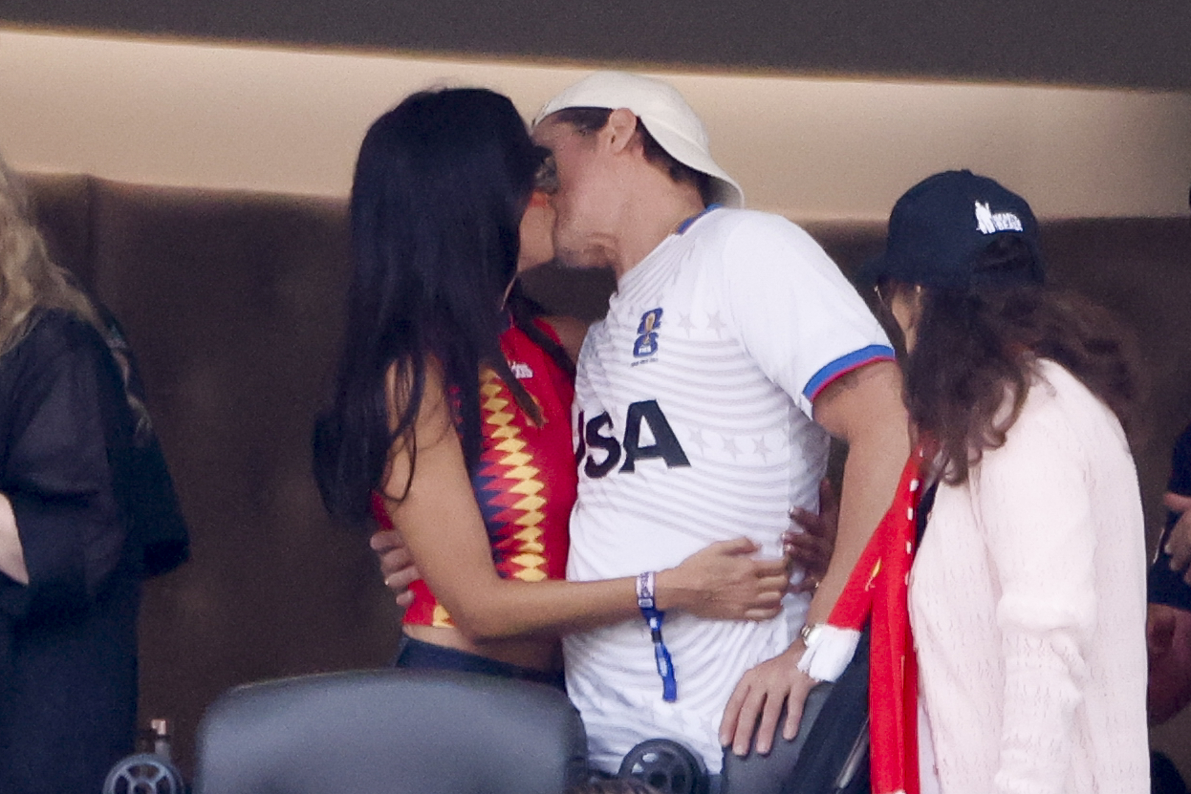 Brad Pitt und Ines de Ramon küssen sich, während sie sich am 10. Juli 2026 in Inglewood, Kalifornien, das Viertelfinalspiel Spanien gegen Belgien bei der FIFA-Weltmeisterschaft 2026 ansehen. | Quelle: Getty Images