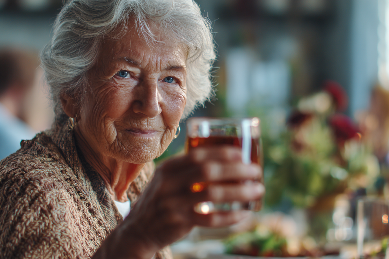 Eine ältere Frau an einem Esstisch | Quelle: Midjourney