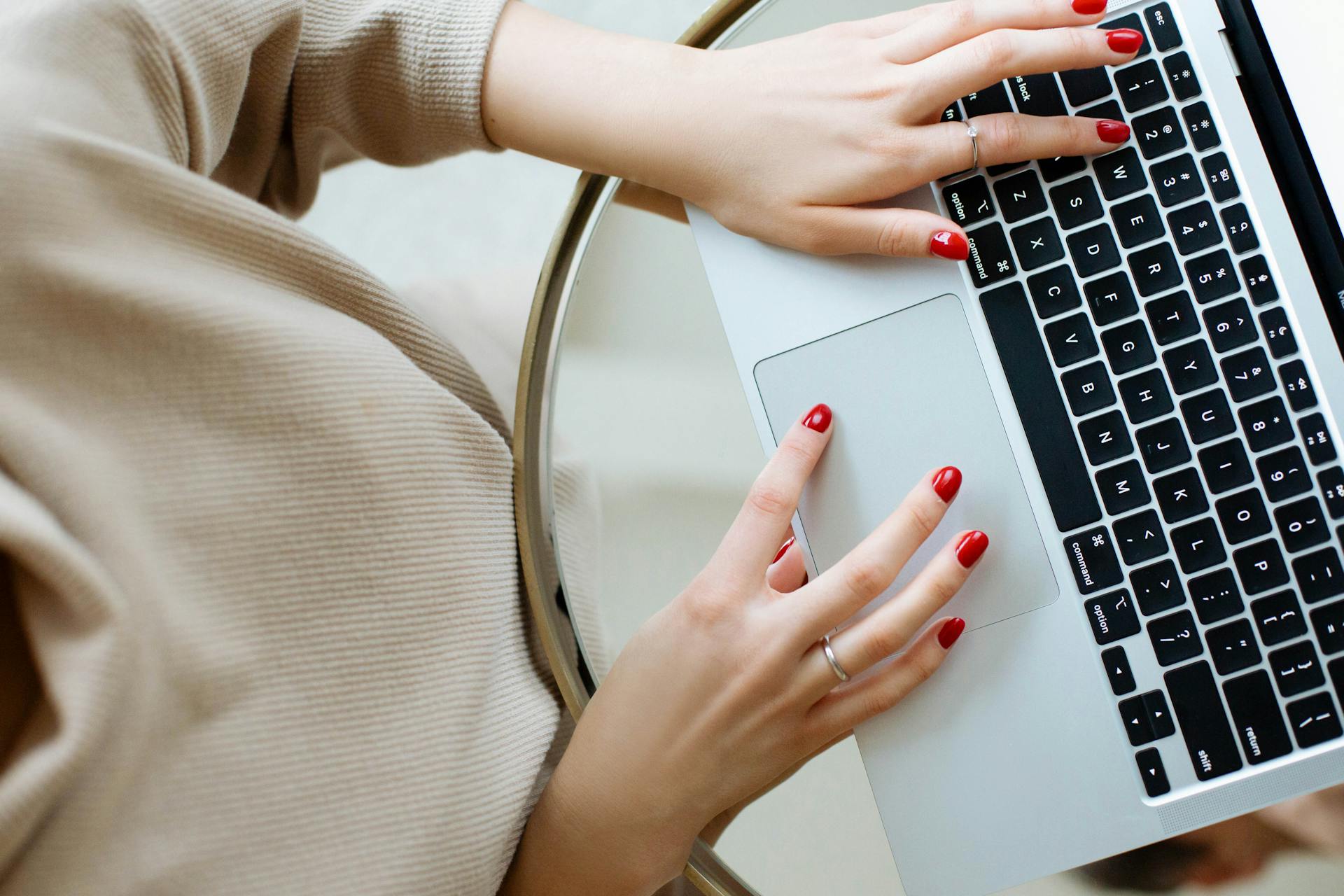 Eine Frau benutzt einen Laptop | Quelle: Pexels