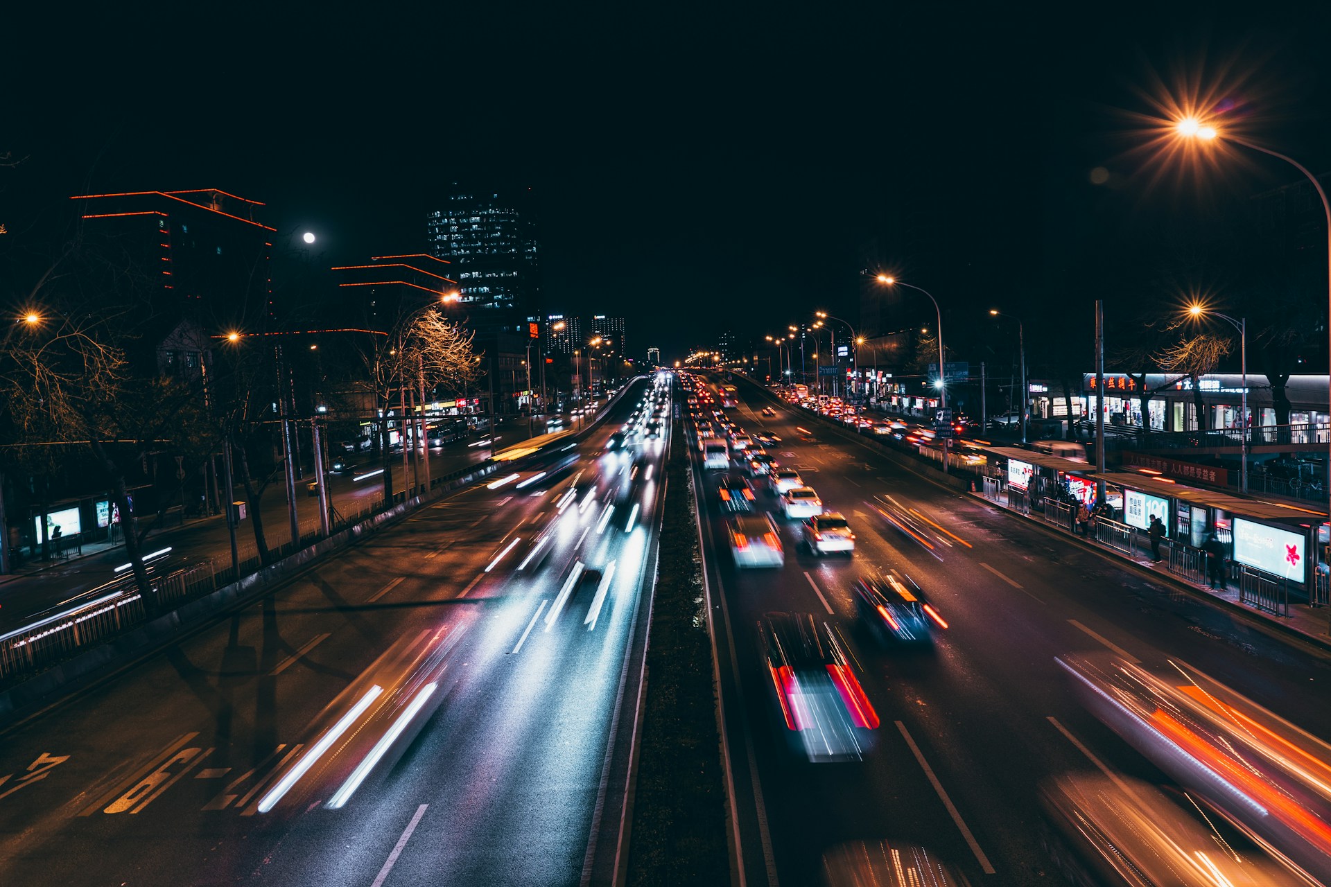 Starker Verkehr bei Nacht | Quelle: Unsplash