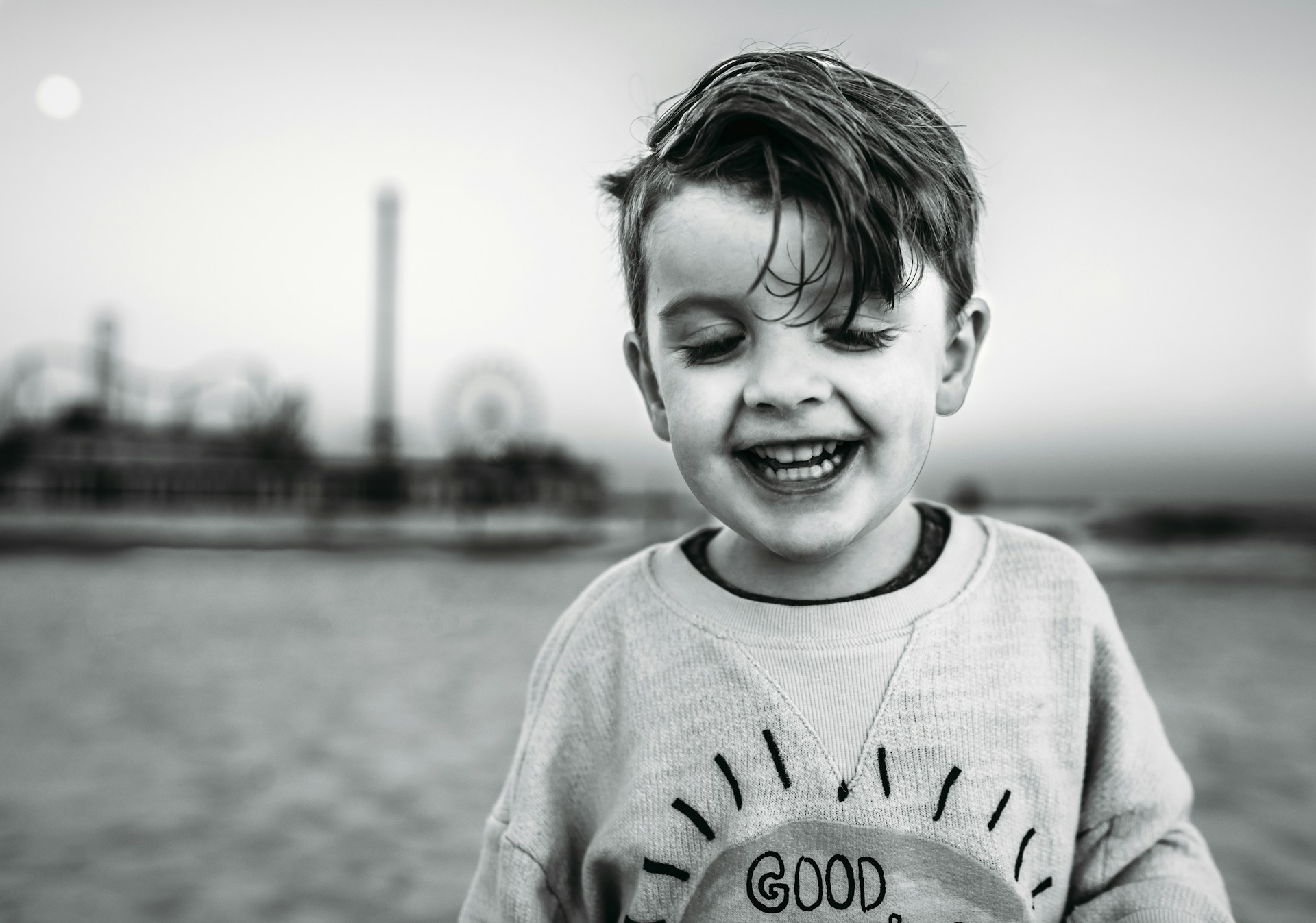 Graustufenaufnahme eines süßen kleinen Jungen | Quelle: Unsplash