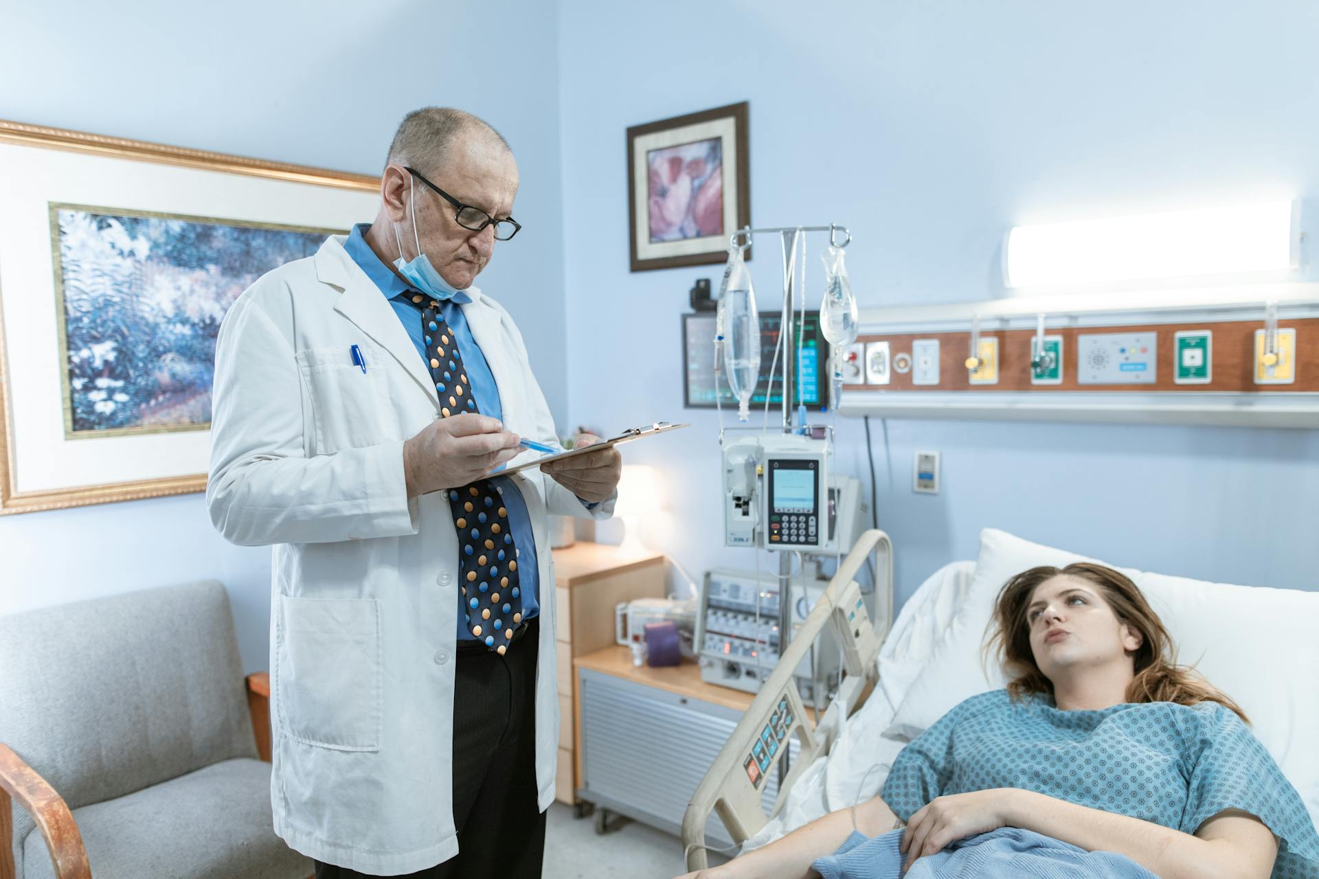 Ein Arzt und eine Patientin auf einer Krankenhausstation | Quelle: Pexels